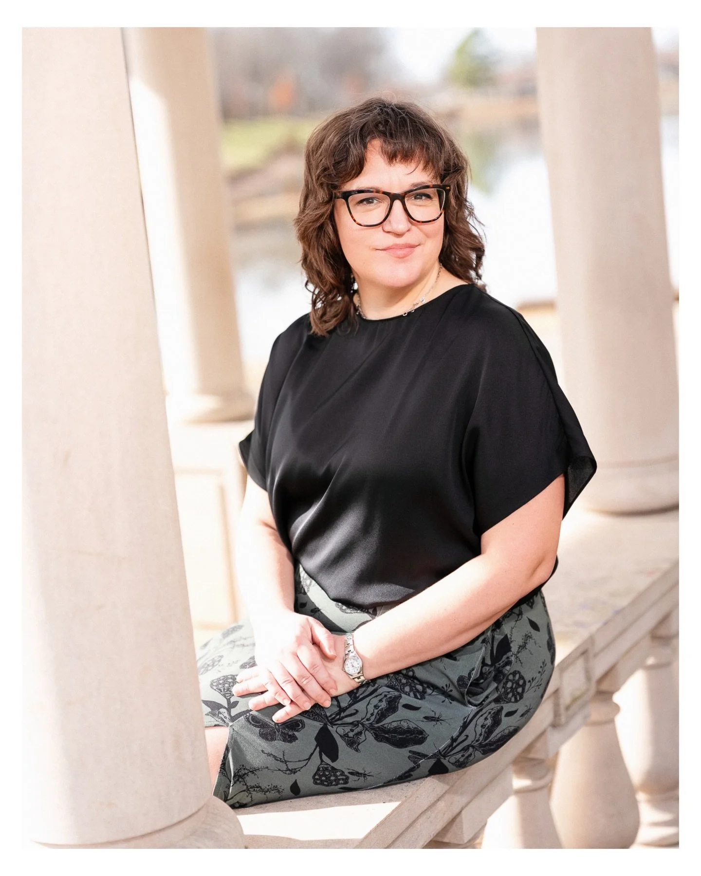 More from a recent personal branding session with Lauren ✨ 

Mostly shot in that same small space, only expanding beyond slightly for a few outdoor snaps. 

#personalbranding #bentonvillephotographer #brandingphotography #modernportrait #womeninwelln