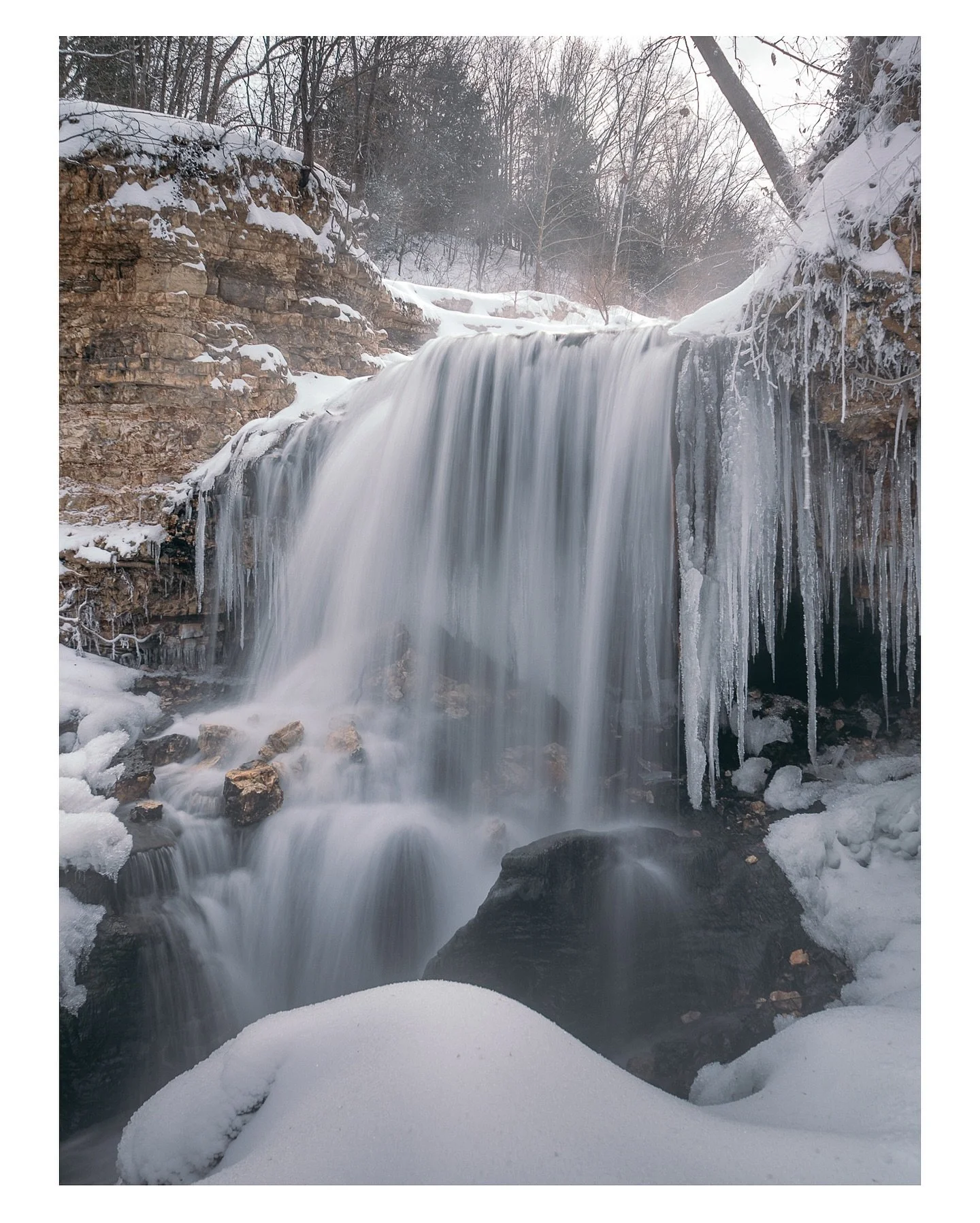 A few quiet moments from this morning&rsquo;s walk ❄️ 

Slow water. Frozen edges. Light finding its way in. ✨ 

#tanyardcreek #bentonvillear #arkansasoutdoors #winterlight #quietplaces