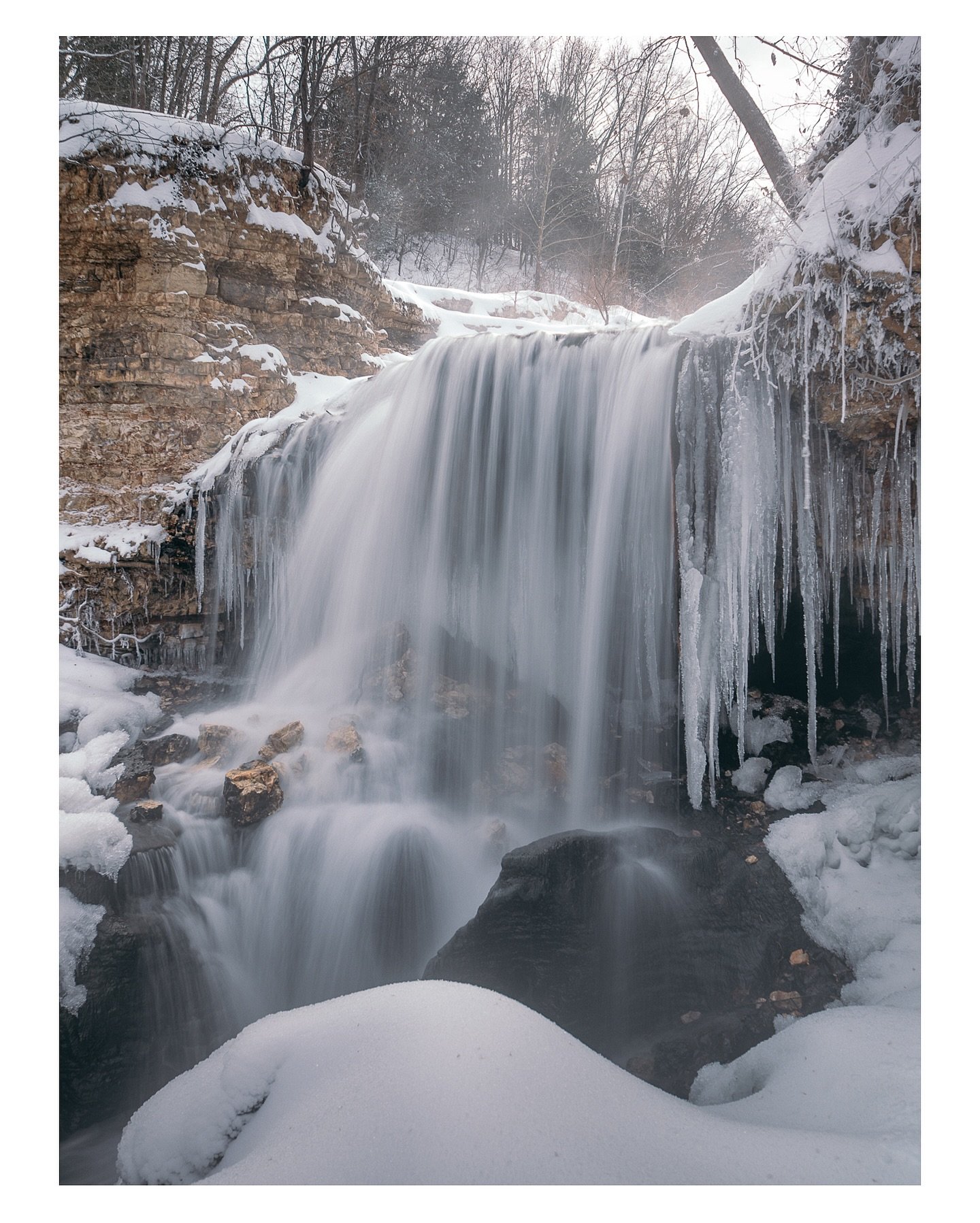 A few quiet moments from this morning&rsquo;s walk ❄️ 

Slow water. Frozen edges. Light finding its way in. ✨ 

#tanyardcreek #bentonvillear #arkansasoutdoors #winterlight #quietplaces
