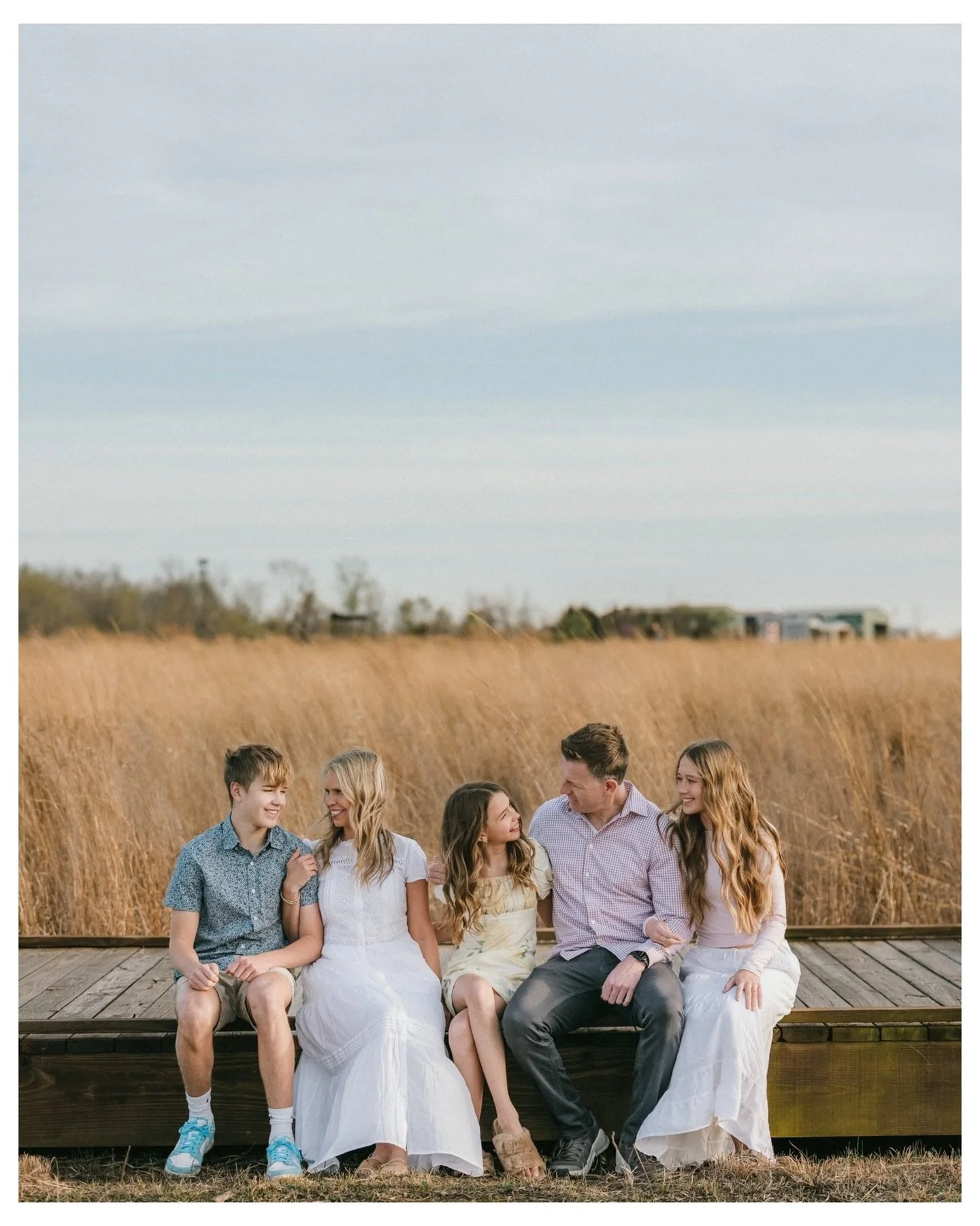 Right now is always such a tough time to shoot family portraits in NWA from a certain standpoint. Most everything is still dead and dormant, but the weather is warming and the Bradford pear trees and a few others are starting to bloom 🌺 Probably eno