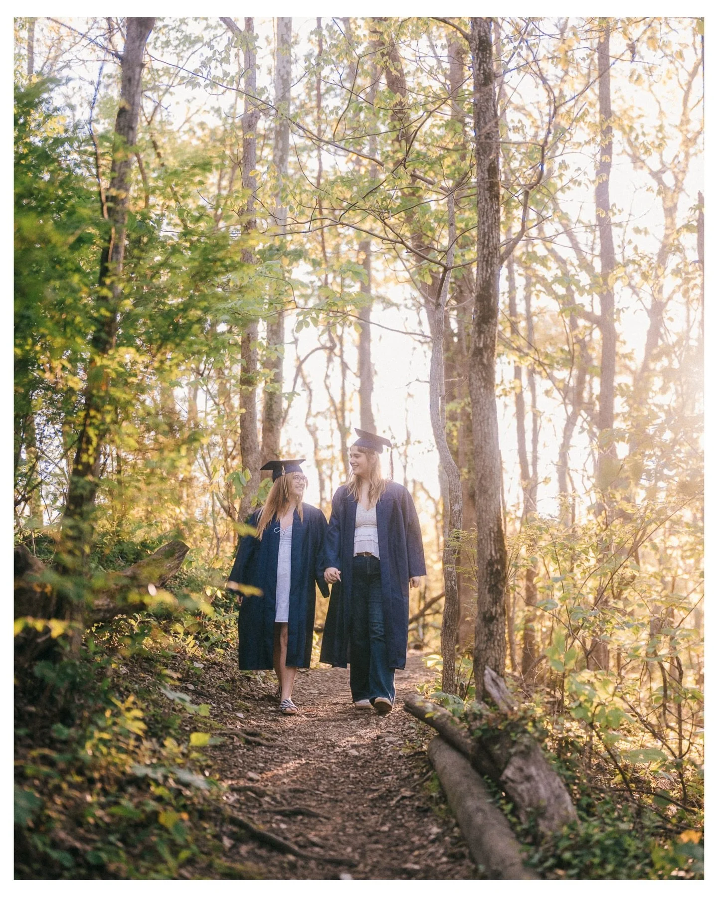 Senior sibling session ✨ Perfect opportunity to grab a few sister shots before embarking on their college journeys 👩&zwj;🎓👩&zwj;🎓 

Love the filmic vibes and dreamy lighting of this session 🎞️☀️ 

.
.
.
.
.
#seniorphotos #seniormuse #nwaphotogra