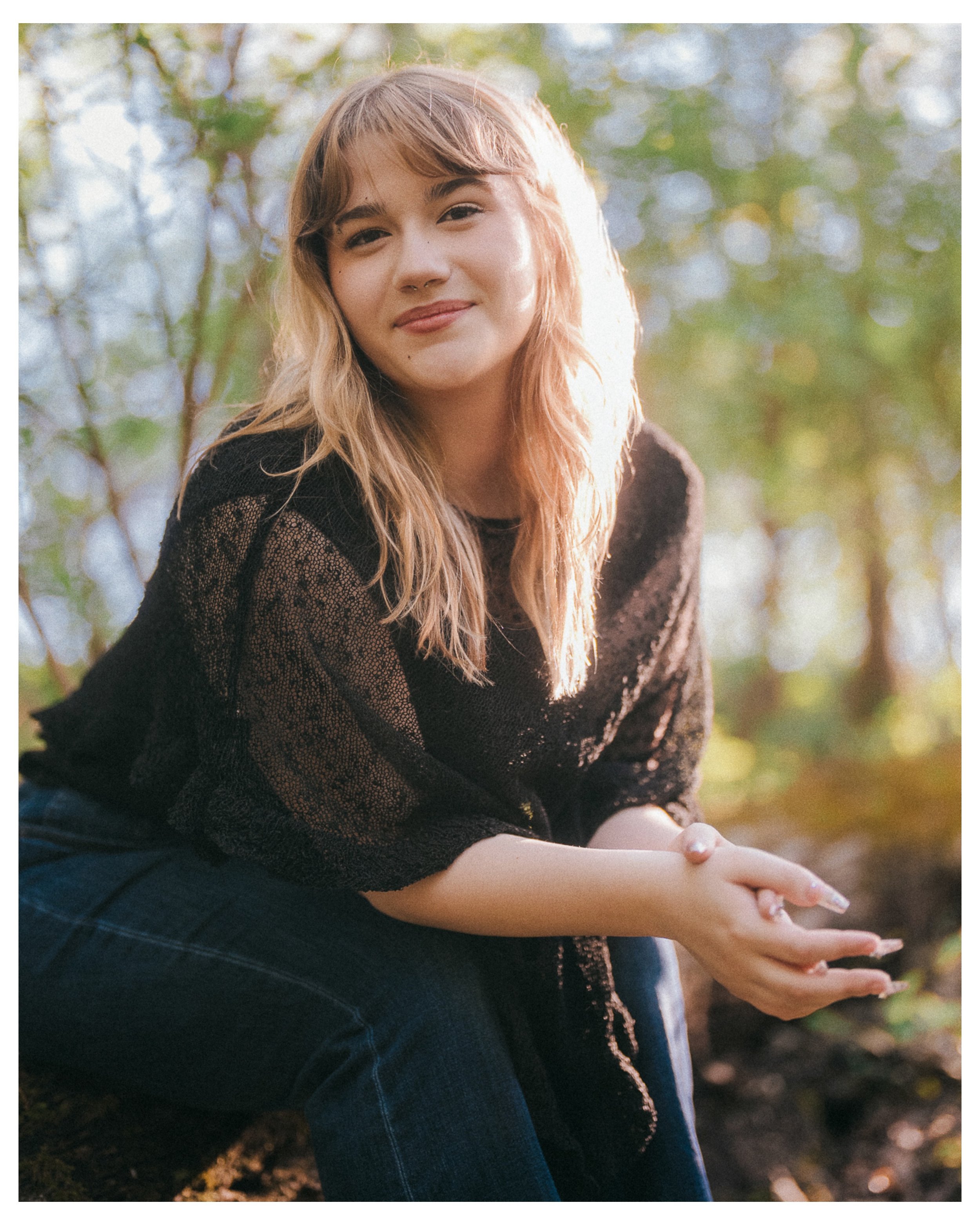 Dreamy light, dreamy all around ✨ Class of 2026 👩&zwj;🎓 

Used a Schneider Hollywood Black Magic lens filter during this sesh to add to the film vibes 🎞️ 
.
.
.
.
.
.
#sonya1 #seniorphotos #nwaphotographer #bentonvillephotographer #nwarkansas