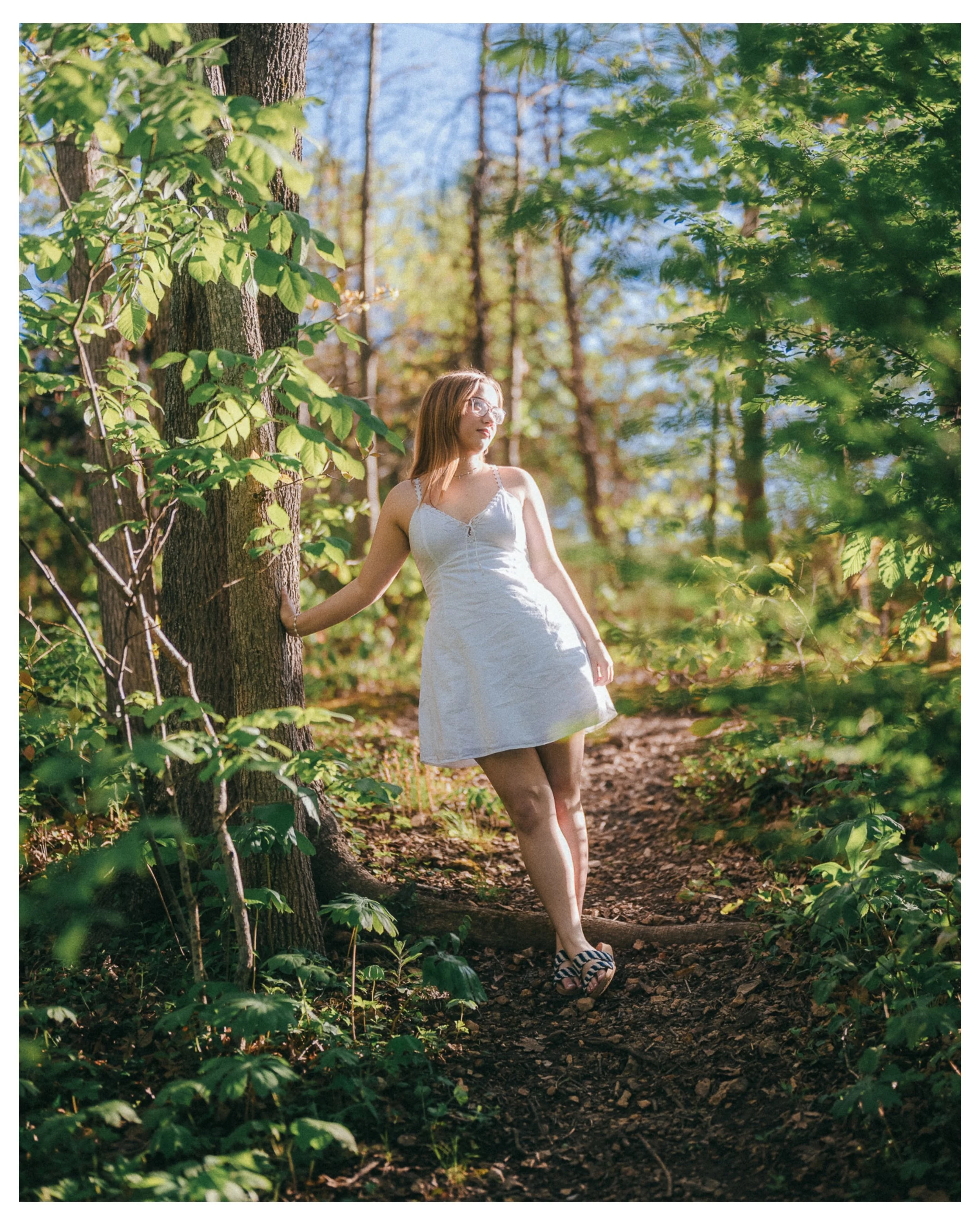 Happy Friday 🌞 Great day for a little bit of nature and a good book don&rsquo;t ya think? 

Another senior sesh set taken with the dreamy Schneider Hollywood Black Magic 1/4 lens filter ✨ 
.
.
.
.
.
#classof2026
#seniorpictures 
#nwaphotographer 
#b