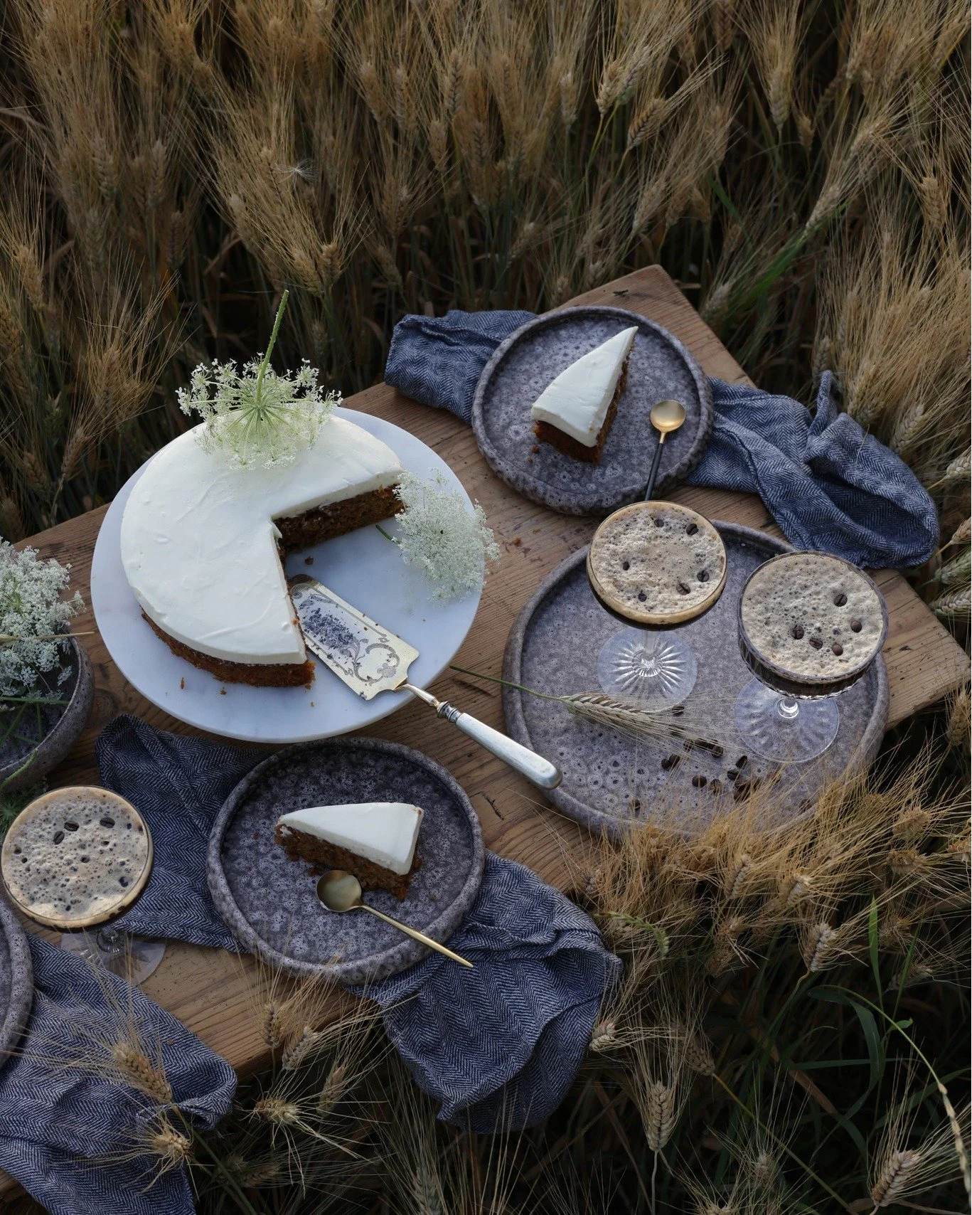 One August evening @birdcherry_willow_design @photoievaandersone came for a photoshoot to our middle-of-nowhere. 
They had cake and cocktails, we had Yutori Collection tableware, cat, dog, me in a hat and helpful husband @kpilins with bicycle delive