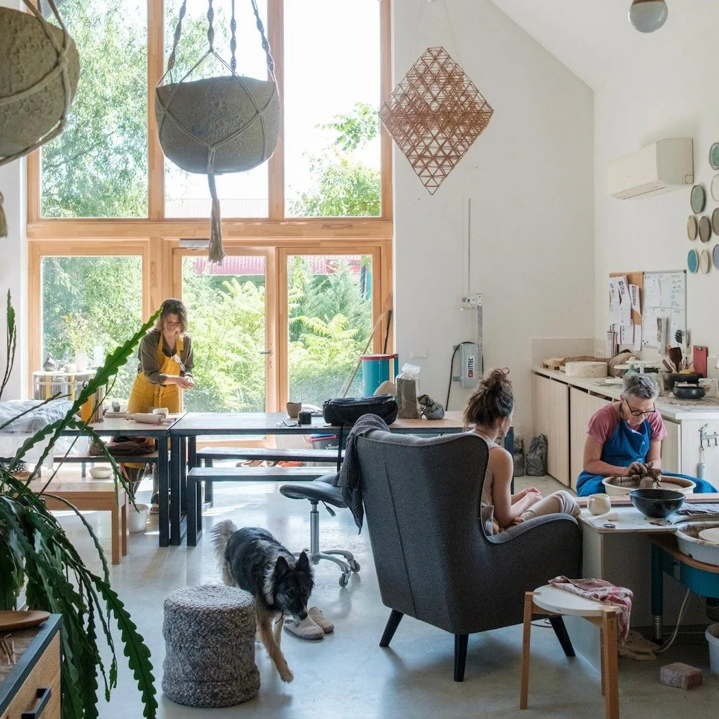 Daudzkārt esat man jautājušas, vai ir iespēja braukt un darboties studijā ārpus meistarklasēm un ar prieku varu teikt- beidzot šāda iespēja ir!
Abonoments studijā šobrīd pieejams kā 4x sesijas mēnesī- katru svētdienu - un pieeja