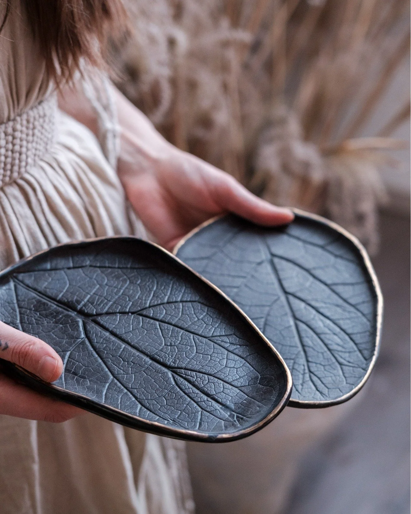 Leaf plates paired with porcelain cups 💛 #handmadeceramics  #ceramics