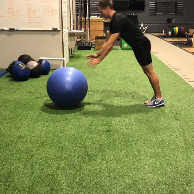 Dragila Vault Co. Friday session focus was working on shoulder stabilization... Take care of your body in the preseason and it will give you much in return!!@stevenpust
#ucs_team
#polevault
#preseason
#shoulders
#trainsmart