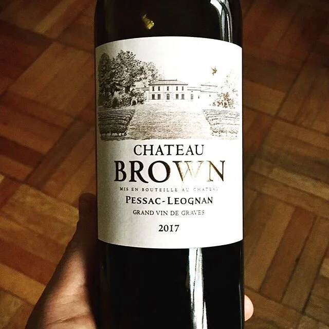 Ch&acirc;teau Brown White, Pessac-L&eacute;ognan, 2017.

This vintage has a lovely luminous pale golden appearance. It offers a broad range of aromas, with yellow cream, pastry shop, glaze and tropical fruits ( grapefruit, pineapple, and red oranges)