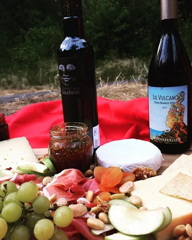 During this Covid summer, my main pleasure with friends comes from spending time together in Central Park. Here we have a @murrayscheese charcuterie spread, moon oil @frantoio_gaudenzi , and @donnafugatawine Etna Bianco. 
#sommelier #wineexpert #wine