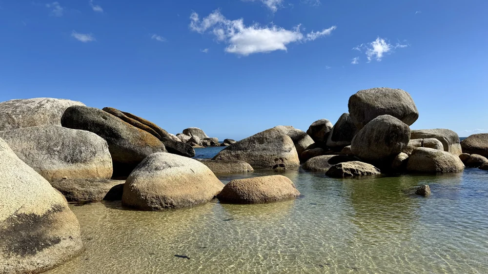 Giant boulders and crystal-clear water in Cosy Bay