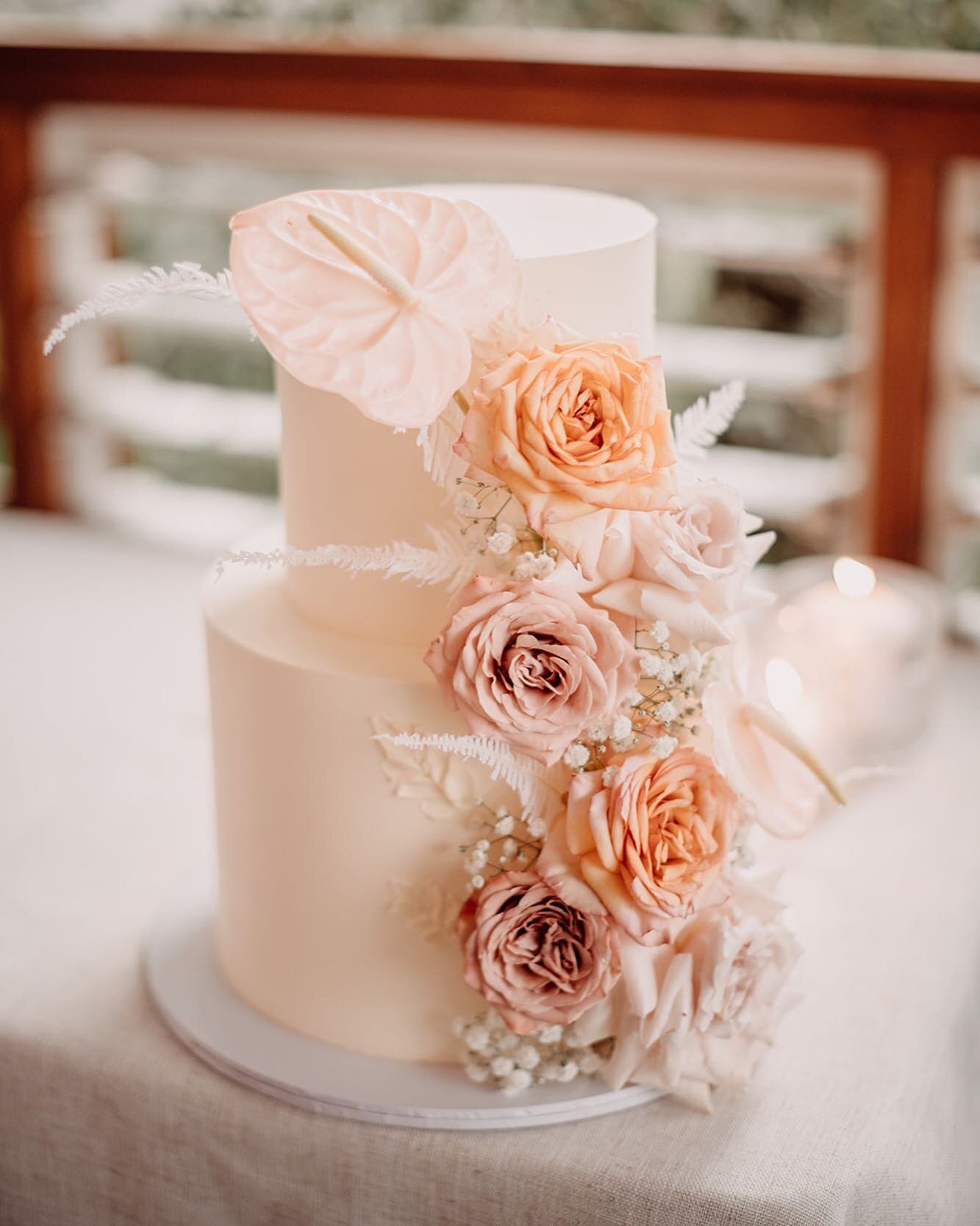 These pastel tones are so dreamy ✨ captured beautifully by @beczacherphoto 💕 perfect florals supplied by @wildernessflowers_