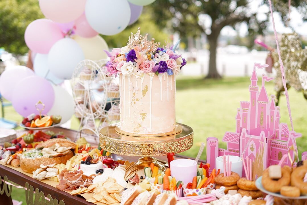 Happy 3rd Birthday to my biggest princess, Noa 🌸 we love you so much ✨ Grazing table by @sweettreat_platters Cake florals from @twigsflorist.varsitylakes 💕