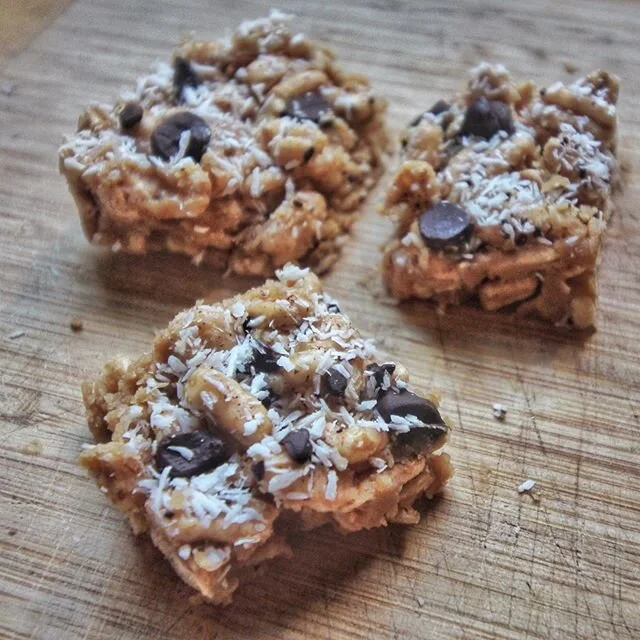 🍫 Nut &amp; honey rice crispie treats
⠀⠀⠀⠀⠀⠀⠀⠀⠀
It&rsquo;s actually super easy to make your own tasty sweet treats without any franken sugars or hidden toxins. I made these for a friend a couple weeks ago, and since then made them 3 more times. 🥰 R
