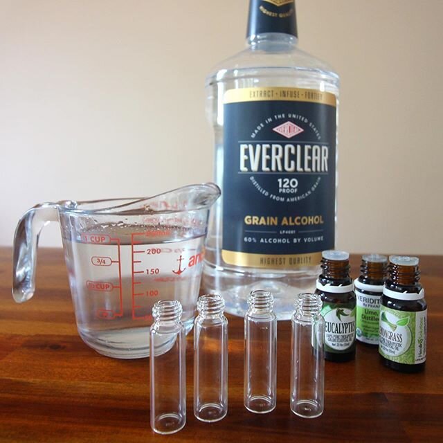 Homemade hand sanitizer 🛁
⠀⠀⠀⠀⠀⠀⠀⠀⠀
With the regular stuff sold out everywhere, I naturally wanted to make my own. Just in case of an apocalypse or worldwide pandemic or something, you might want to keep this recipe in your back pocket. Worst case, 