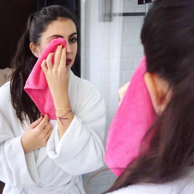 Desmaqu&iacute;llate solo con agua usando nuestra toalla borra maquillaje! S&eacute; una amiga del planeta 🌎 usando alternativas reutilizables para tus actividades cotidianas. 

El material de la toalla, permite eliminar el maquillaje de tu rostro s