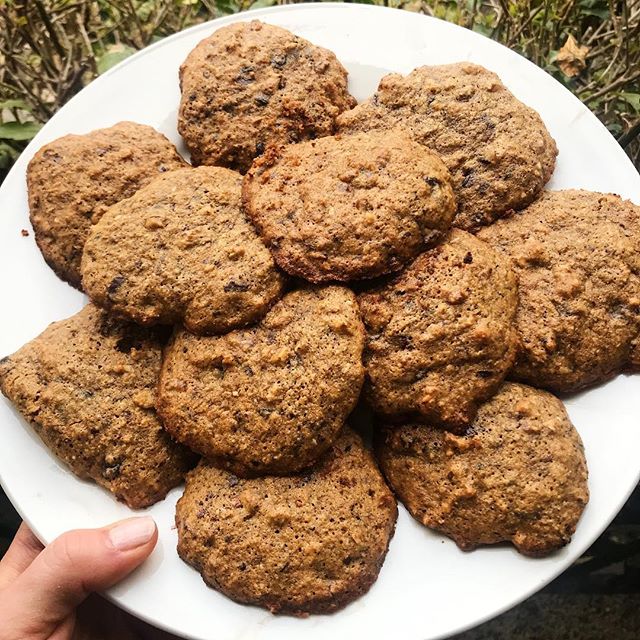 We conquered Monday, you deserve a cookie (or ✌🏼)! Nutty 🍫 Flax Cookies 🍪 My brothers girlfriend made these bomb cookies and gave me permission to share the recipe. See dEATS below:
⠀⠀⠀⠀⠀⠀⠀⠀⠀⠀⠀⠀
INGREDIENTS:
1 cup almond flour
1/2 cup flax meal 
1