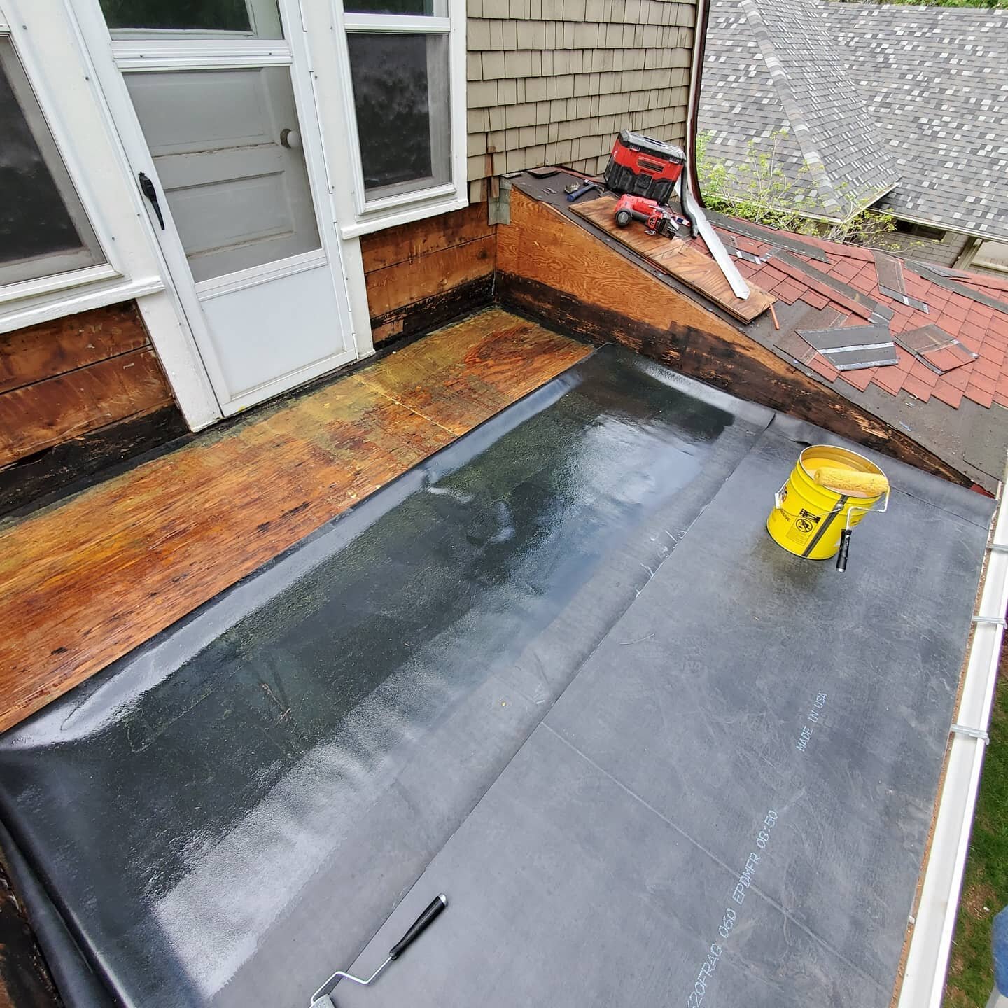 Rubber roof down, deck build starts tomorrow!