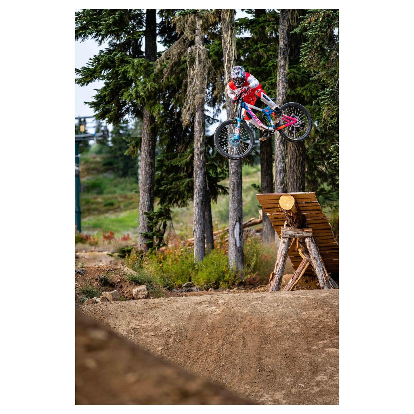 #mtb 
.
.
.
.
.
.
#rideunleashed #freeride #allgutsallglory #bikes #giantbikes #explorebc #bonerlog #photography #sonyalpha #mtwashington