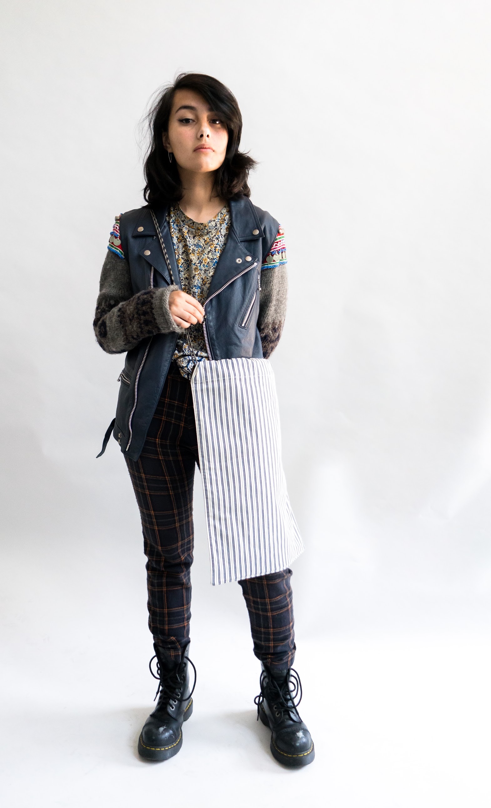 utilitywear_streetwear_utilitygarment_hybriddesign_crossbodybag_apron_modular_tote_bag_totebag_handbag_sidebag_shoulderbag_utilitybag_waistbag_fashion_minimalist_maximalist_deconstructed_editorial_drmartens_undercoverism_rafsimons_eltonlouie_1028.jpg