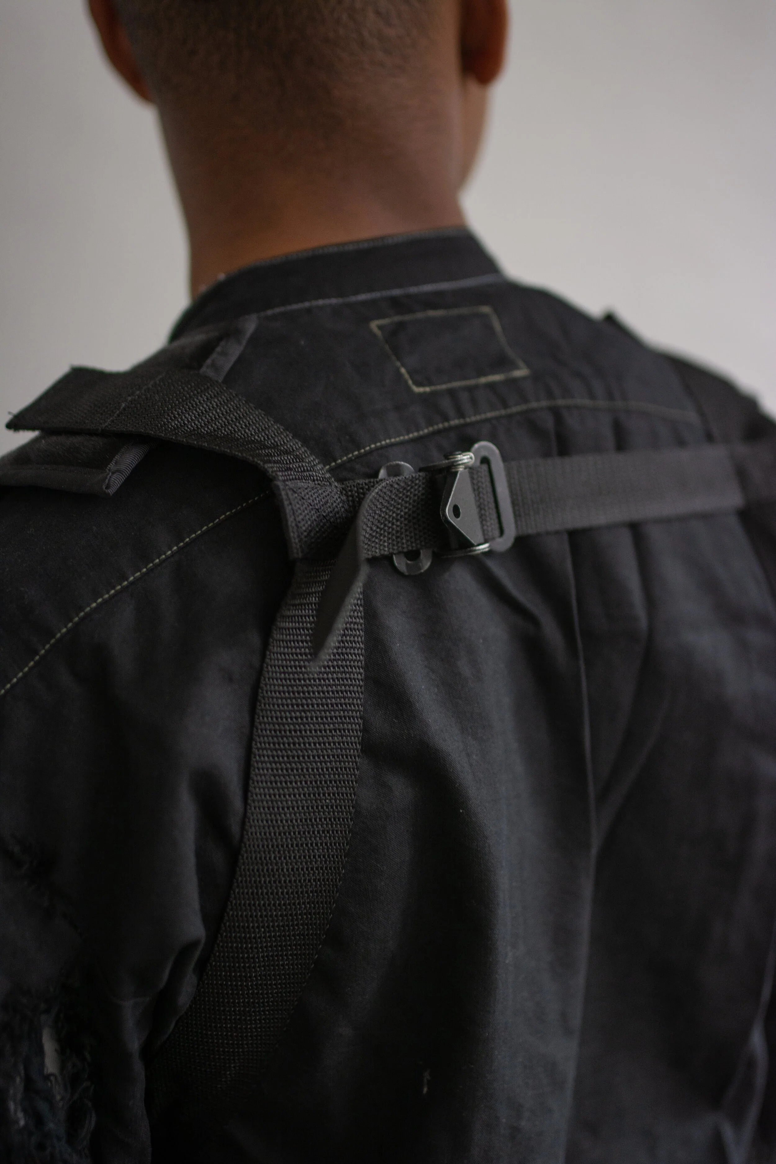 utilitywear_streetwear_utilitygarment_vestpack_backpack_chestrig_utilityvest_ modular_hybriddesign_contemporary_avantgarde_maximalist_deconstructed_cutandsew_madeinus_editorial_fashion_fw19_greglauren_haiderackermann_eltonlouie_vp_1237.jpg