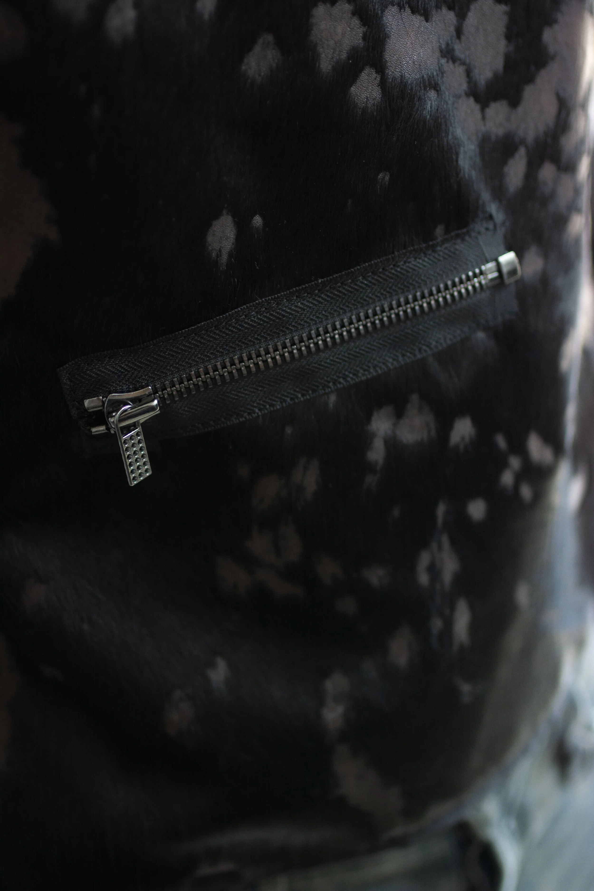 utilitywear_streetwear_utilitygarment_fashion_vestpack_backpack_chestrig_utilityvest_modular_reversible_cowhide_steerhide_vest_convertible_hybriddesign_deconstructed_editorial_fashionshow_undercoverism_eltonlouie_vp_1498.JPG