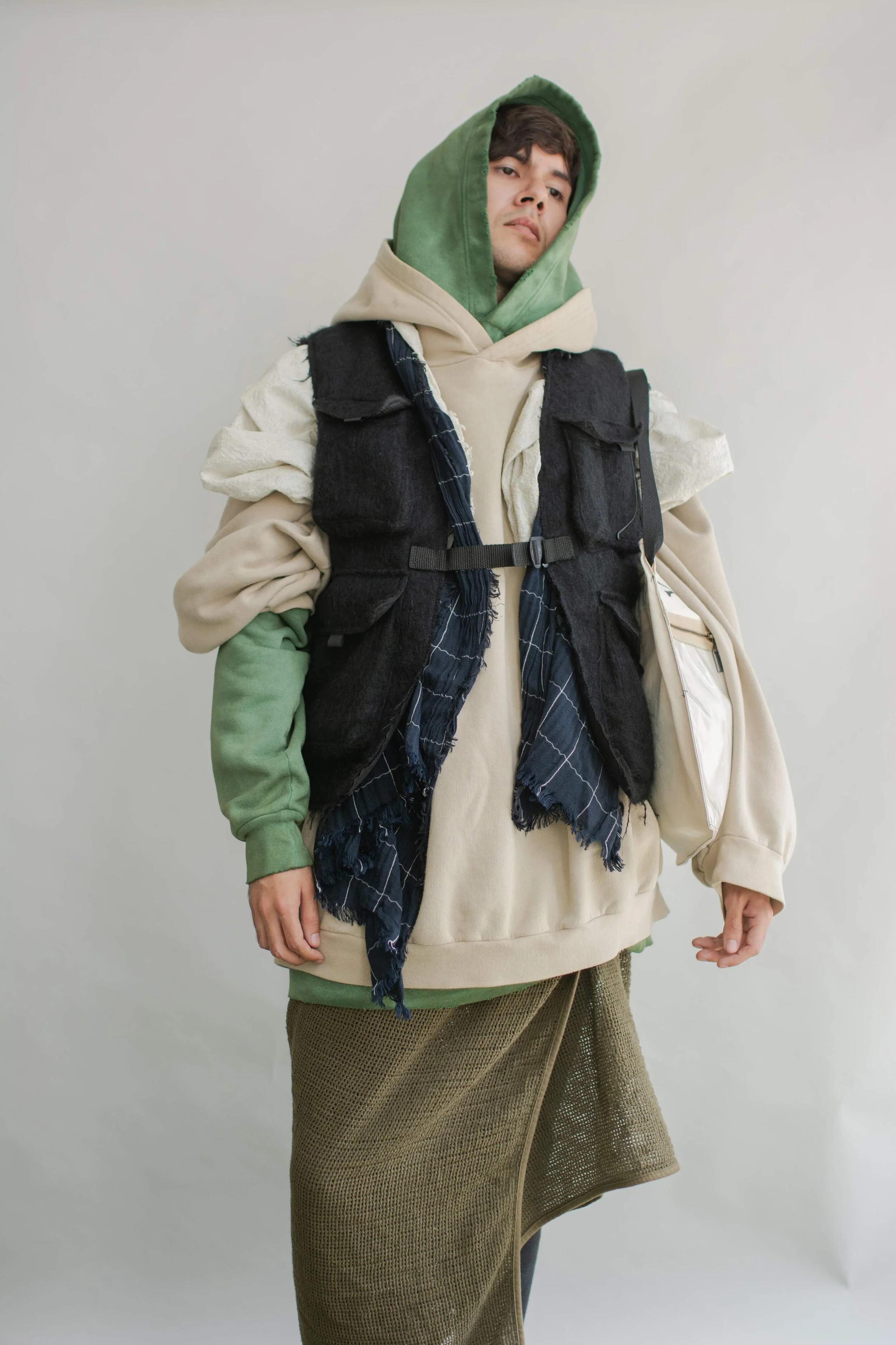 utilitywear_streetwear_utilitygarments_utilityvest_contemporary_avantgarde_maximalist_deconstructed_cutandsew_luxurymaterials_madeinus_editorial_fashion_balenciaga_takahiromiyashitathesoloist_johnelliot_borisbidjansaberi_rafsimons_eltonlouie_uv_1411.jpg