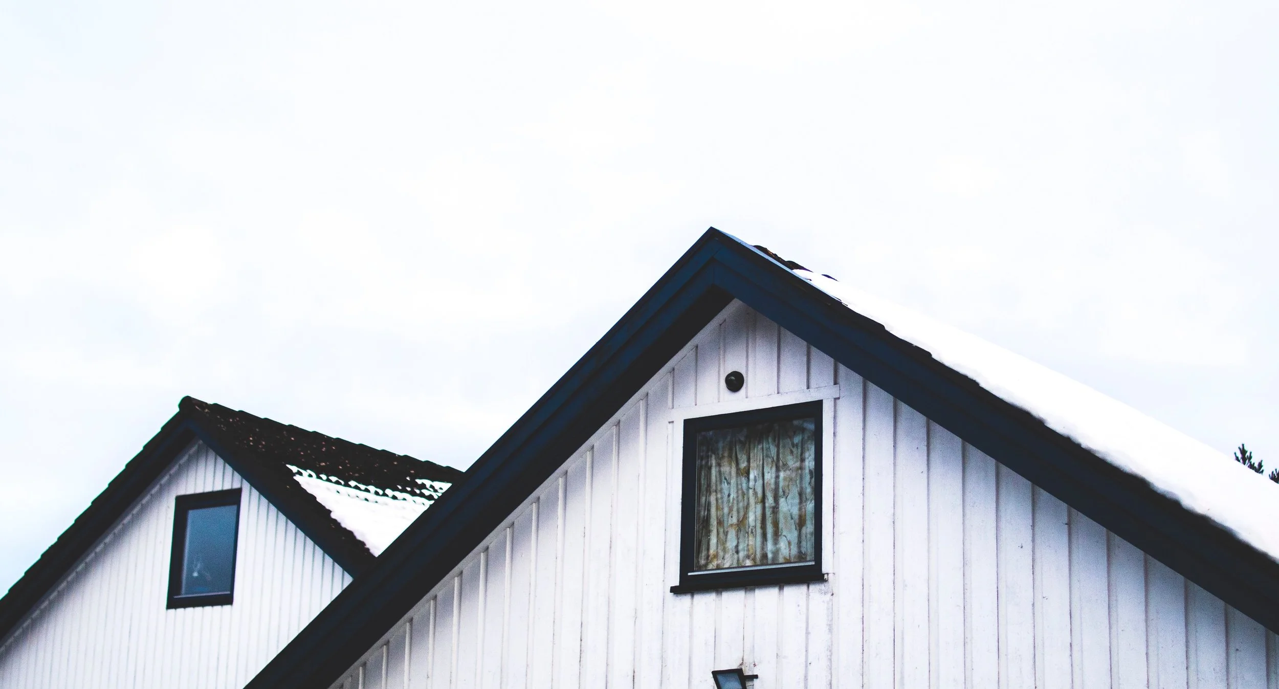 architecture-black-and-white-bungalow-966397.jpg