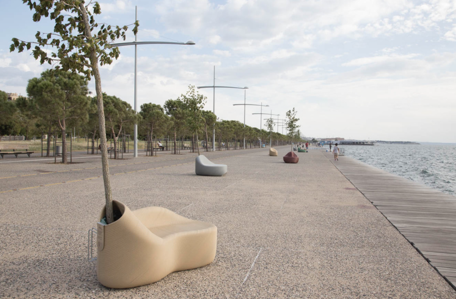 Riva u Thessalonikiju opremljena 3D printanim klupama, izvor: 3dprintingindustry.com