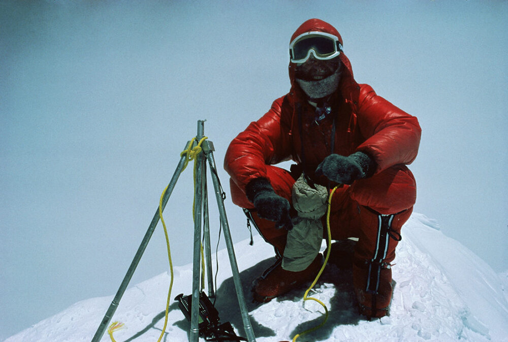 Reinhold Messner, 1978 yılındaki ilk oksijensiz Everest tırmanışında zirvede görülüyor.