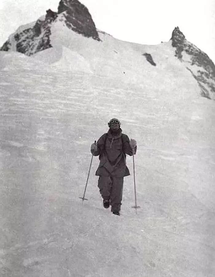 Hermann Buhl, 4 Temmuz 1953’te 41 saatlik tırmanışın ardından son kampa inerken görülüyor. Fotoğraf: Hans Ertl.