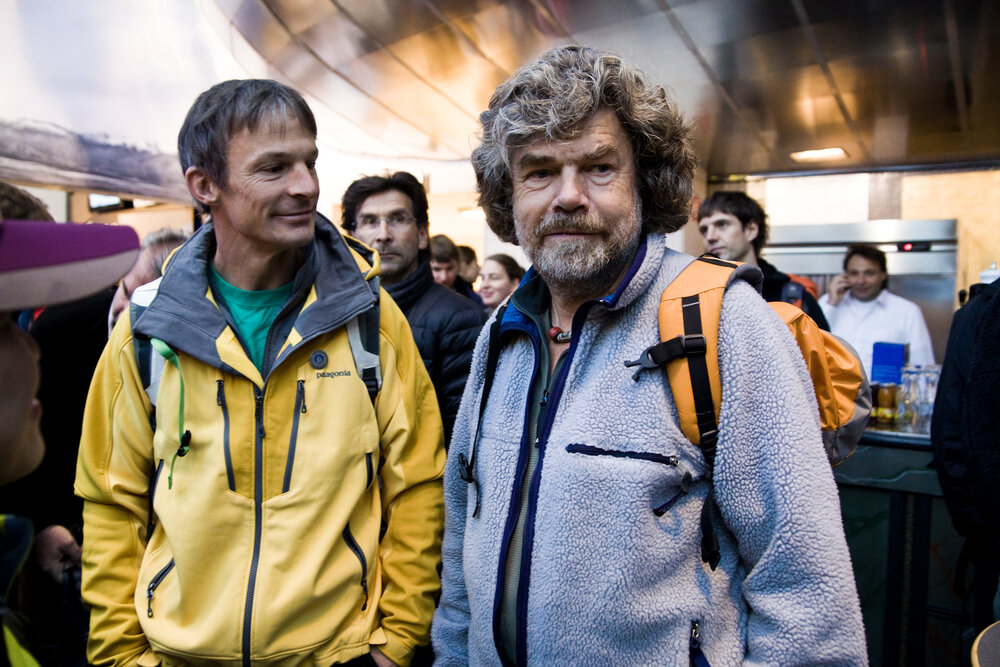 Steve House (solda) ile Reinhold Messner birlikte görülüyor. Fotoğraf: International Mountain Summit arşivi.
