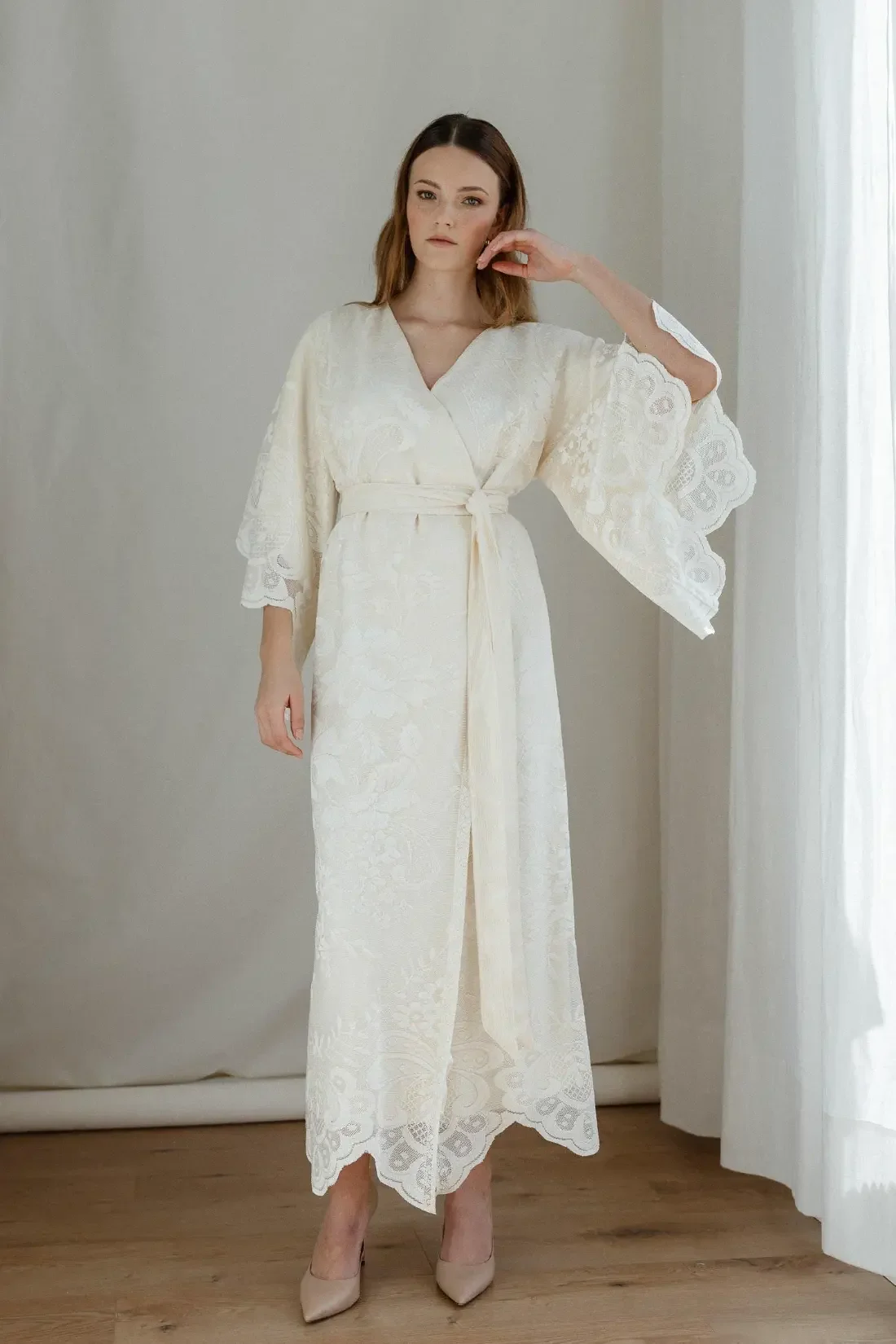 Kullanhohtoinen Maya-pitsipuku. Kimono-malli leveillä hihoilla ja vyötärökiristyksellä.