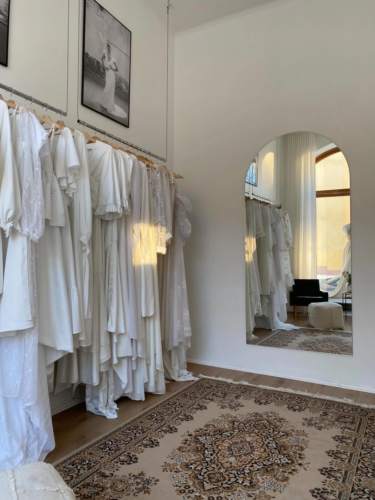 Kev&auml;&auml;n (!!??) ensimm&auml;iset valons&auml;teet studiolla 🤍✨🤩 T&auml;m&auml; ansaitsee ehdottomasti pienen noston. 🤍🤍✨✨✨

#laurahyvi #laurahyvibridal #h&auml;&auml;pukuhelsinki #h&auml;&auml;pukuliikehelsinki #h&auml;&auml;mekkohelsinki