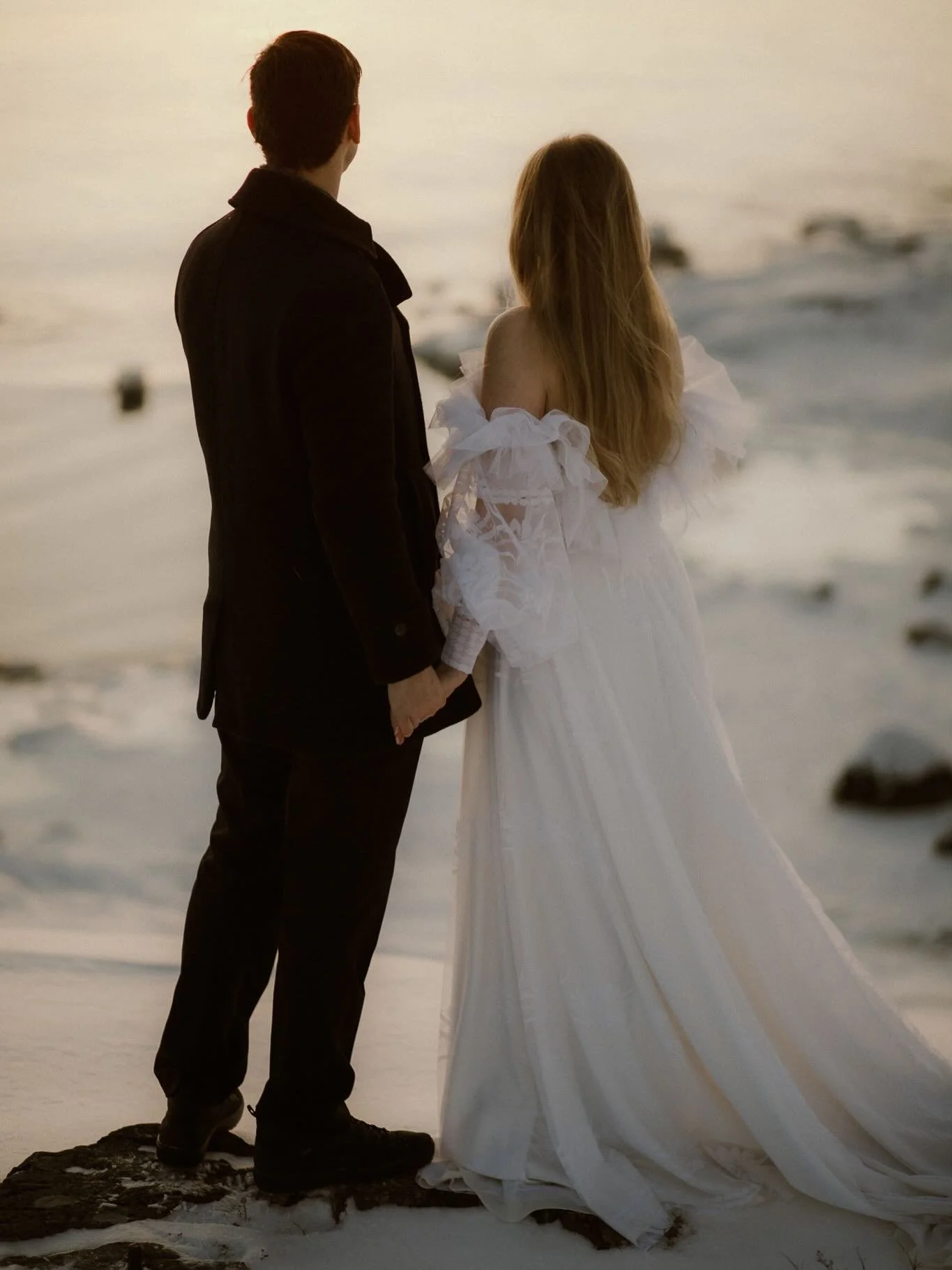 Talvi on vihdoin t&auml;&auml;ll&auml; ja se kutsui kaivamaan esiin n&auml;m&auml; upeat @heidikouvo_photography kuvat Suomenlinnasta 🤍🤍🤍 Rakkaus l&auml;mmitt&auml;&auml; ja my&ouml;s talvella voi ottaa aivan mielett&ouml;mi&auml; kuvia ulkona ✨✨✨