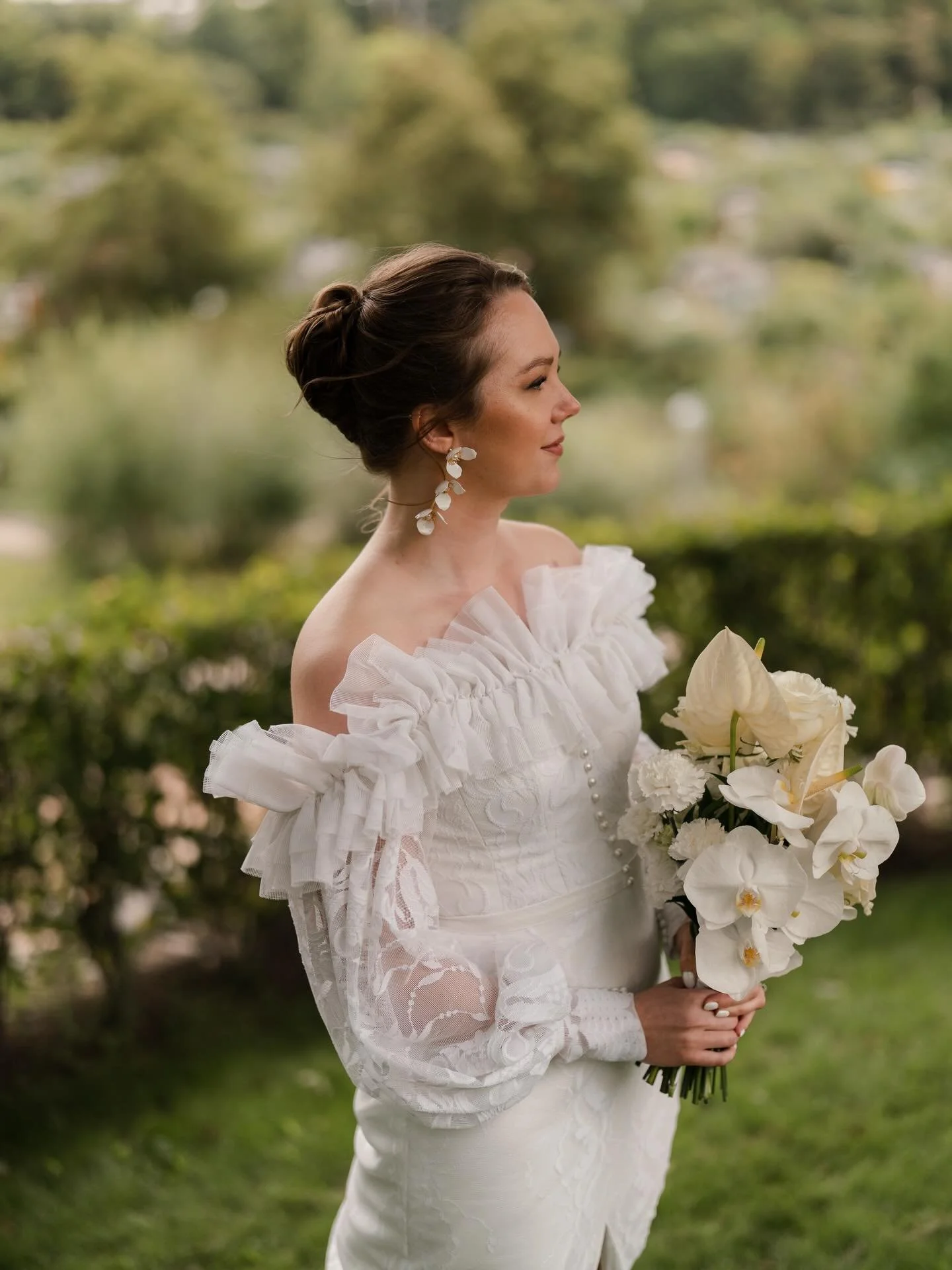 Real bride ✨✨✨

Laura Hyvi Bridal syntyi aikanaan ajatuksesta tehd&auml; h&auml;&auml;pukuja ekologisista materiaaleista. Uusiok&auml;ytetyt vintage-pitsit ovat edelleen t&auml;rke&auml; osa toimintaamme. Mit&auml; kaikkea upeaa niist&auml; voikaan l