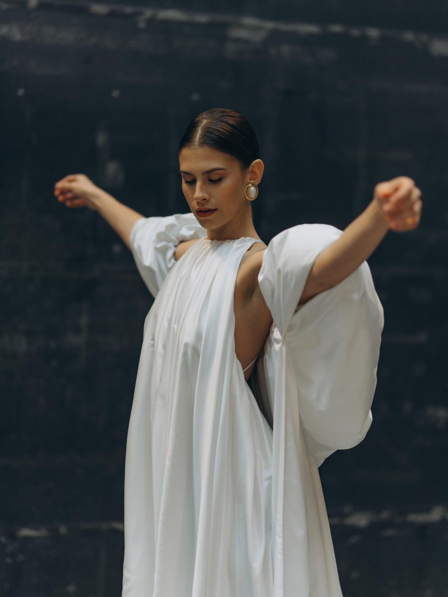 Pure art ✨✨✨

Edith h&auml;&auml;puku @vickan.o_photography upeissa kuvissa ✨✨✨

Muah @glazurina_mua 
Malli @annellhaapalainen 

#h&auml;&auml;mekko #h&auml;&auml;puku #laurahyvibridal #antibride #h&auml;&auml;t2026