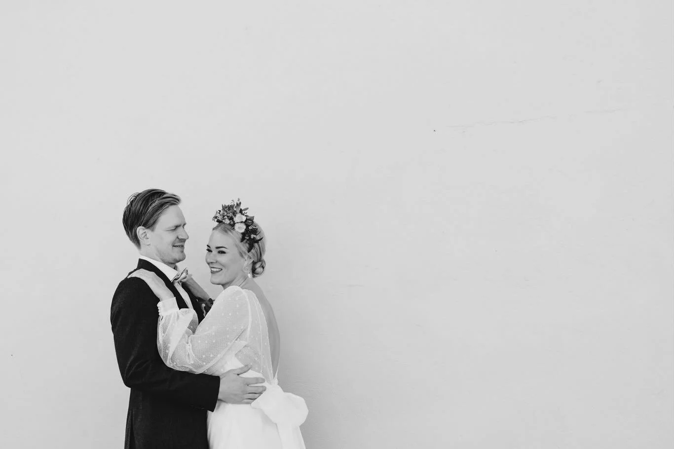 Olisiko mahtavaa, ett&auml; saisit sinulle t&auml;ydellisen h&auml;&auml;puvun? Teett&auml;m&auml;ll&auml; h&auml;&auml;puvun mist&auml;&auml;n ei tarvitse tinki&auml; ✨✨✨ Tuet samalla suomalaista ty&ouml;t&auml; ja naisyritt&auml;j&auml;&auml; ✨👌❤️