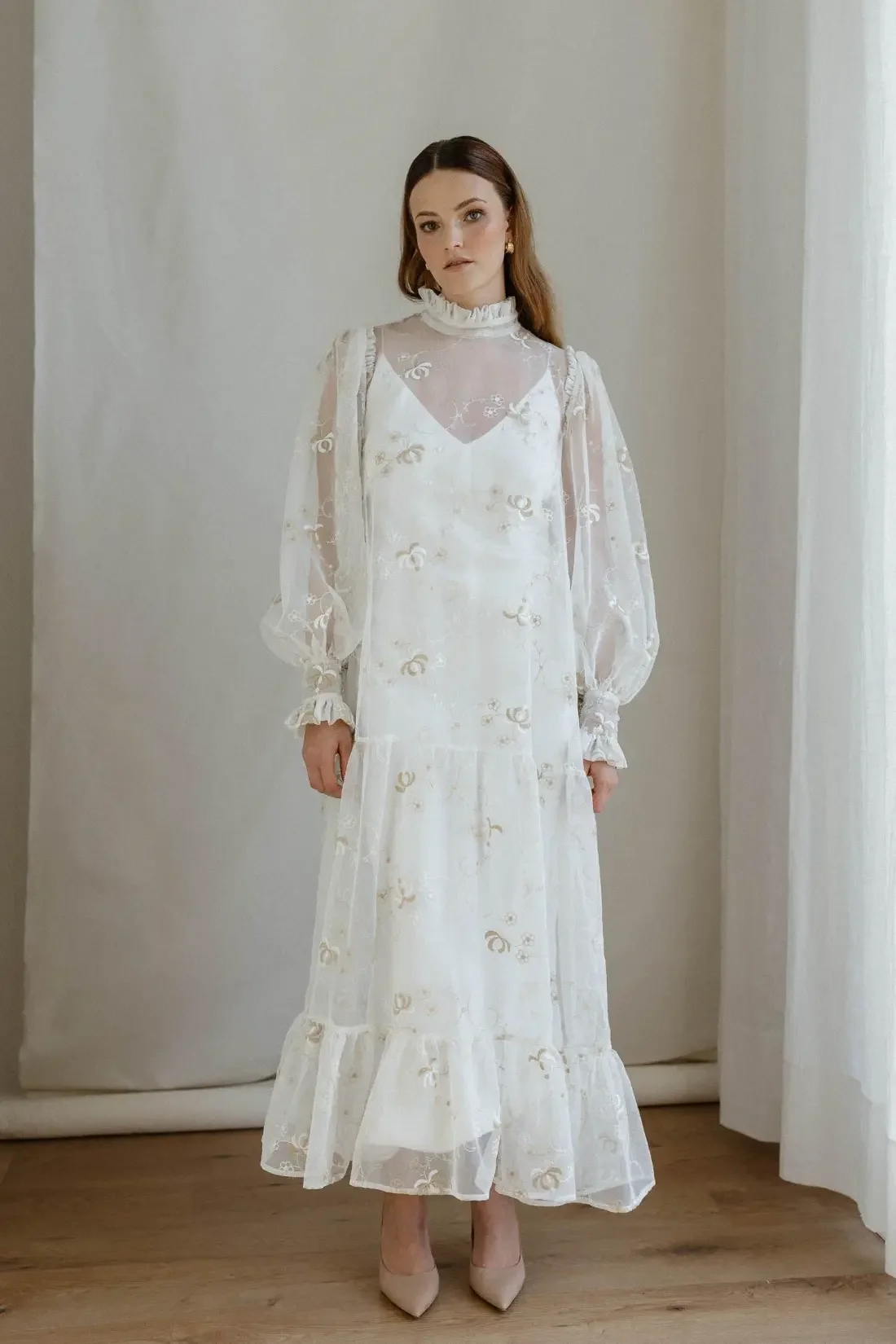 Emily-hääpuku, joka on valmistettu kuratoidusta vintage-pitsistä. Kuvassa näkyy puvun herkkä pitsikuosi ja erillinen alusmekko. Valmistettu käsityönä Helsingissä.