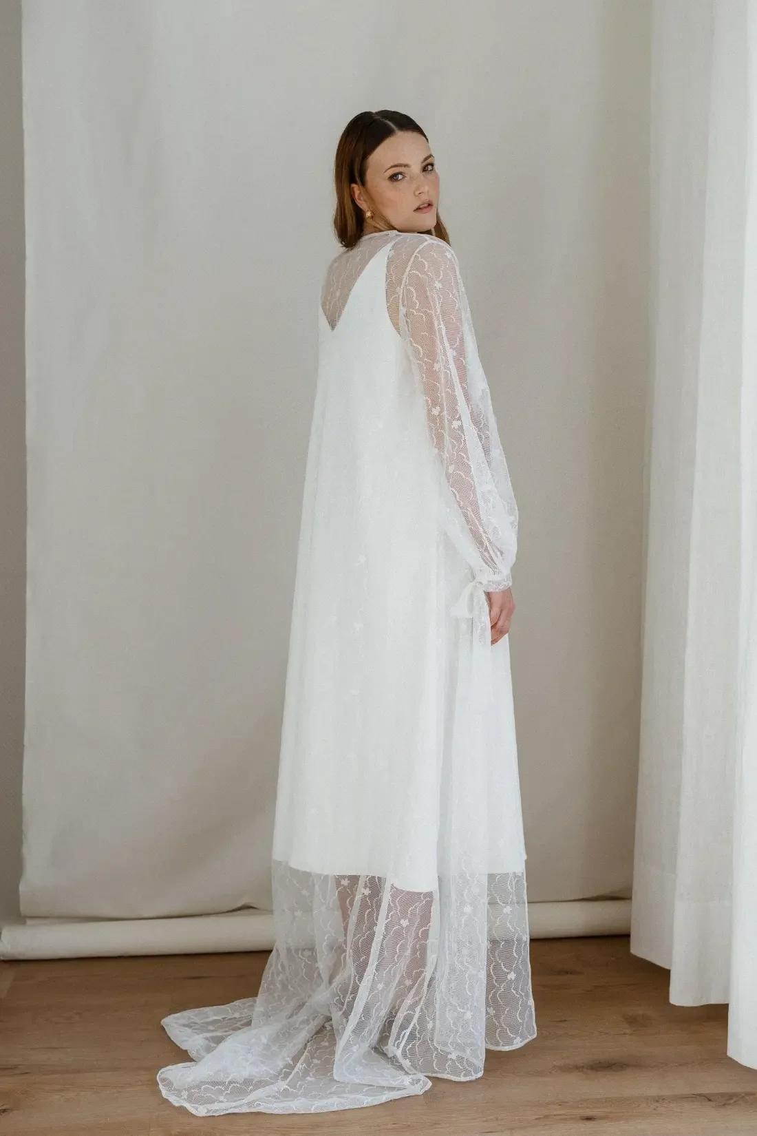 Virginia-hääpuku, jossa on uniikki, kuratoidusta vintage-pitsistä valmistettu takki. Yksilöllinen ja ekologinen hääasu suomalaista käsityötä.