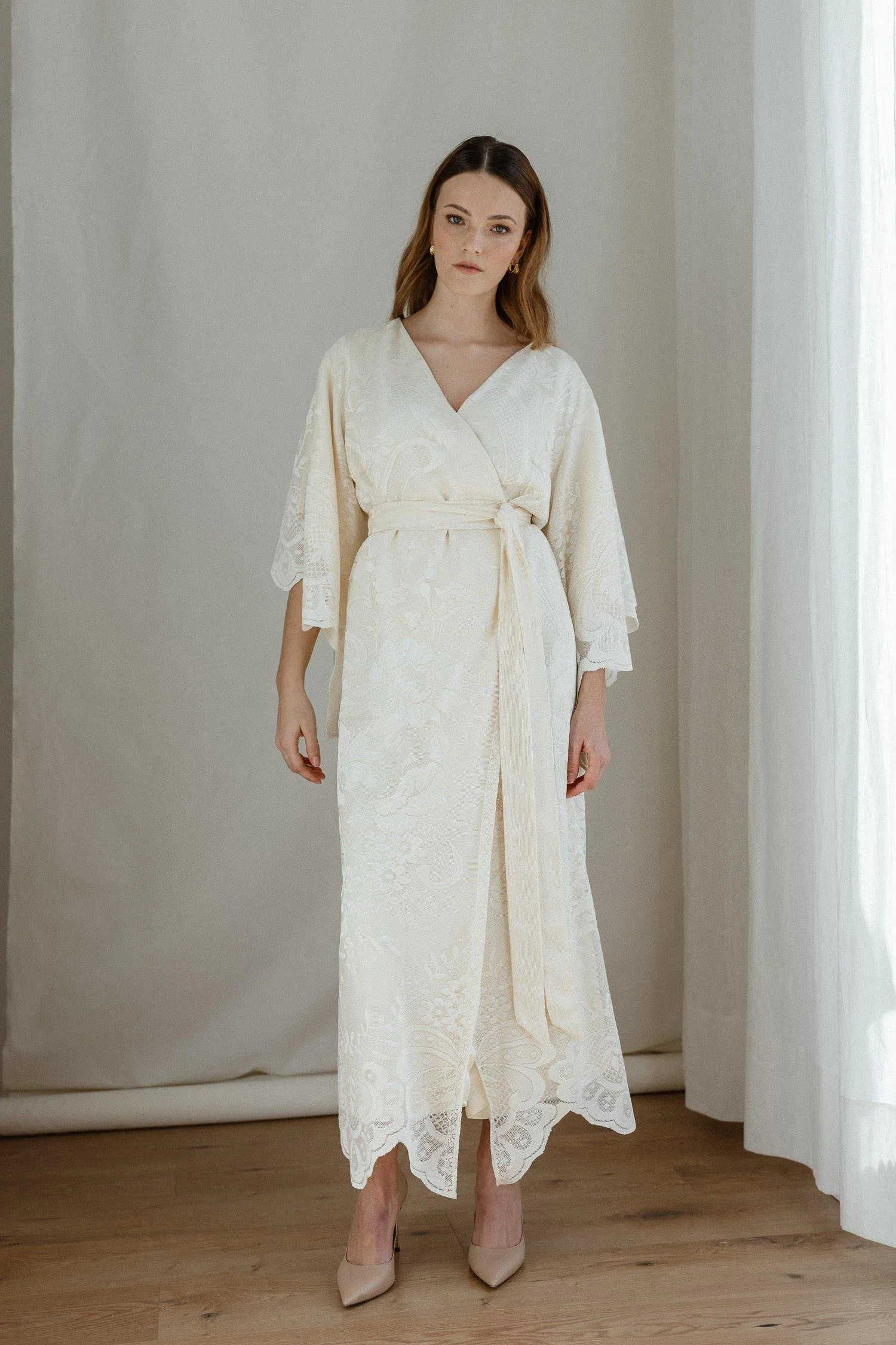 Kullanhohtoinen Maya-hääpuku upeasta vintage-pitsistä. Kimono-mallinen morsiuspuku leveillä hihoilla ja vyötärökiristyksellä. Näyttävä hääpuku vuokrattavana Helsingissä.