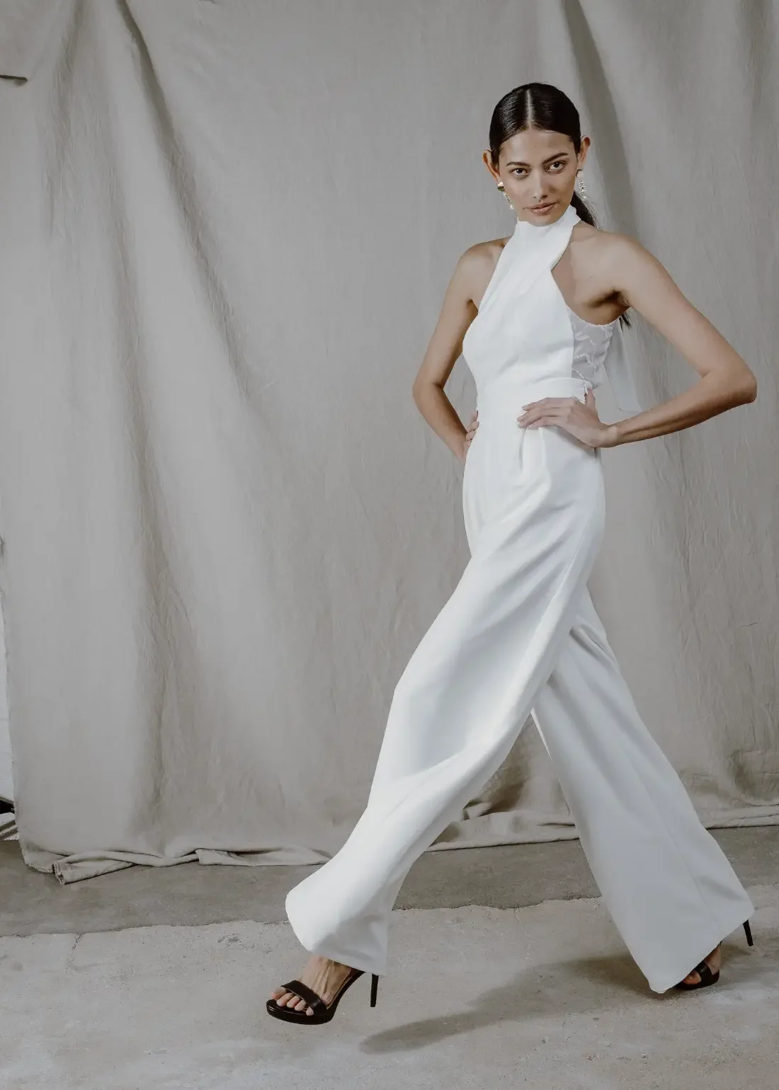 Helsingissä valmistettu Sintra-hääpuku, jossa on käytetty uusiokäytettyä vintage-pitsiä. Kuvassa näkyy puvun selkeälinjainen yläosa ja minimalistinen alaosa.