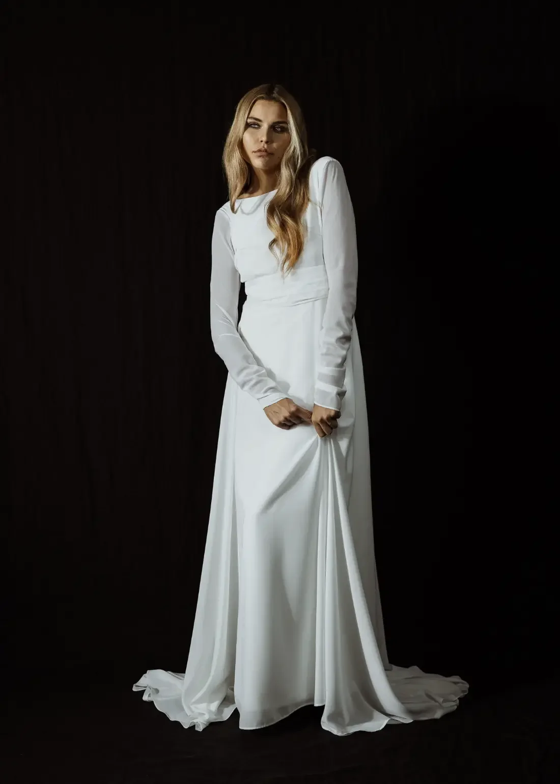 Valkoinen Siena-hääpuku kierrätetystä sifongista. Erityispiirteenä poimutetut ylipitkät hihat