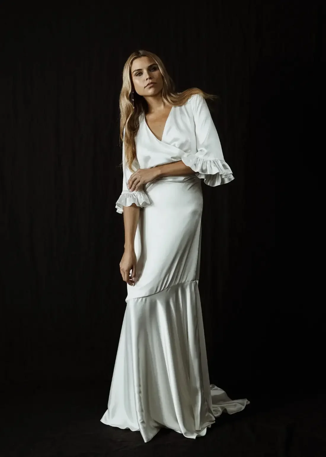 Valkoinen Sintra-hääpuku uusiokäytetystä vintage-pitsistä ja kierrätetystä polyesterista.