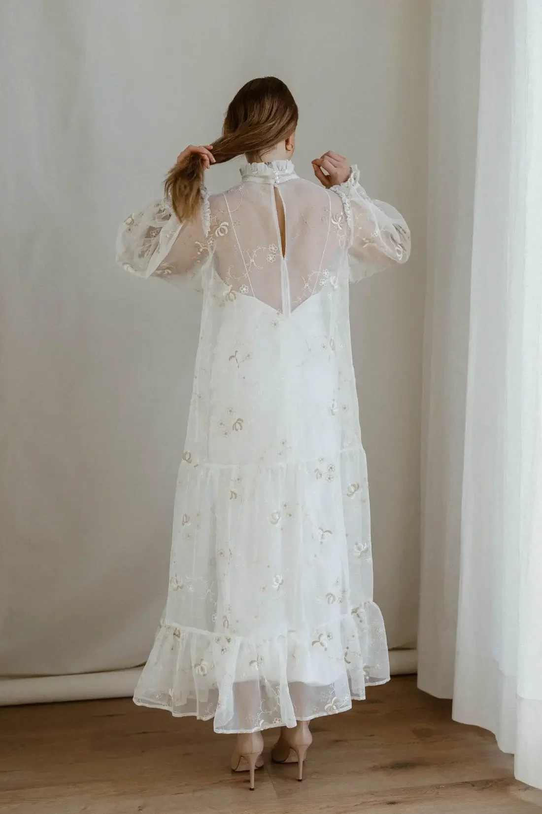 Vintage-pitsinen Emily-hääpuku erillisellä alusmekolla. Saatavilla myös sileästä organzasta valmistettuna.