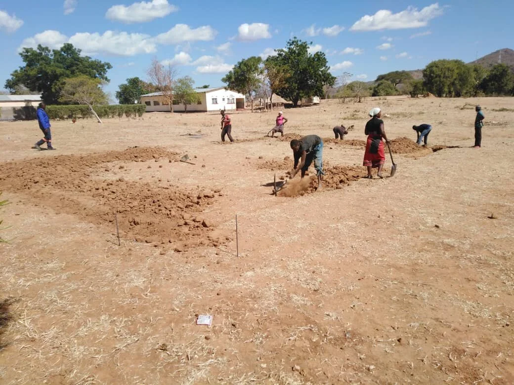 Sianyolo, digging the foundations