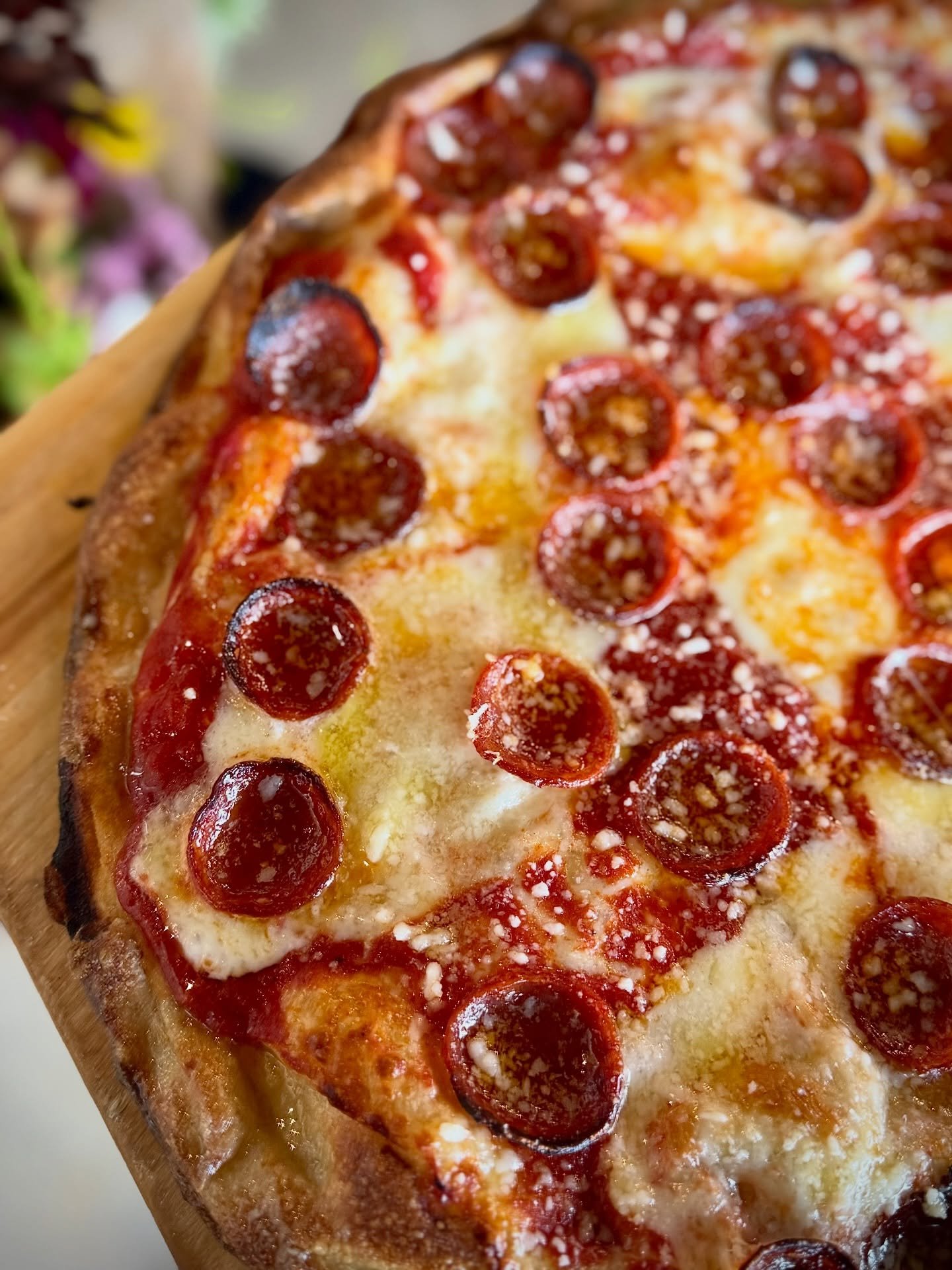 HAPPY SATURDAY FRIENDS
Monte&rsquo;s Pepperoni Pizza features @ezzosausageco beef &amp; pork pepperoni, Grana Padano DOP cheese, Grande whole milk mozzarella, fruity Sicilian olive oil on our one-of-a-kind multigrain, cold-fermented pinsa crust.  Gre