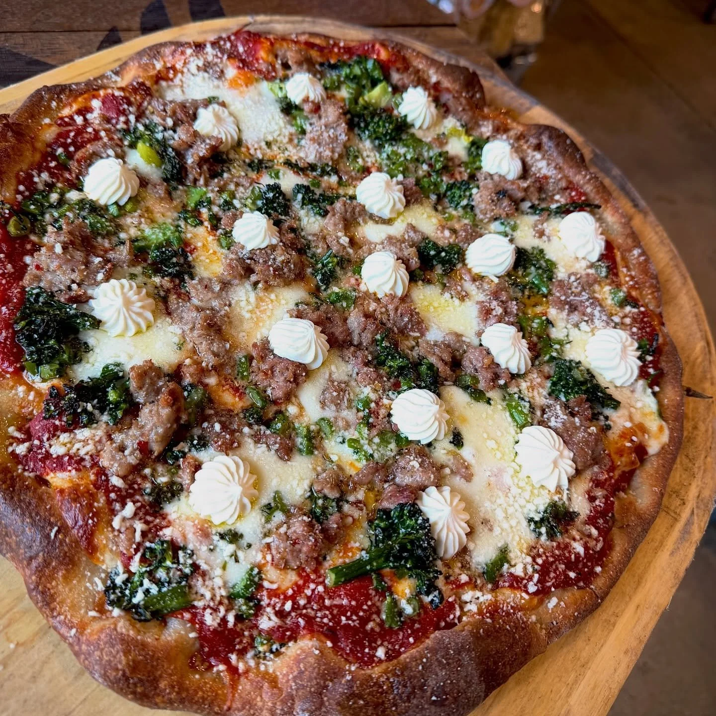 Monte&rsquo;s SAUSAGE &amp; BROCCOLI PIZZA with provolone, tomato sauce, house-made fennel sausage, charred broccolini, ricotta and pecorino on our light and crispy pinsa crust!  Give us a call and we&rsquo;ll make one for you! 🍕❤️

📞207-613-9873
?