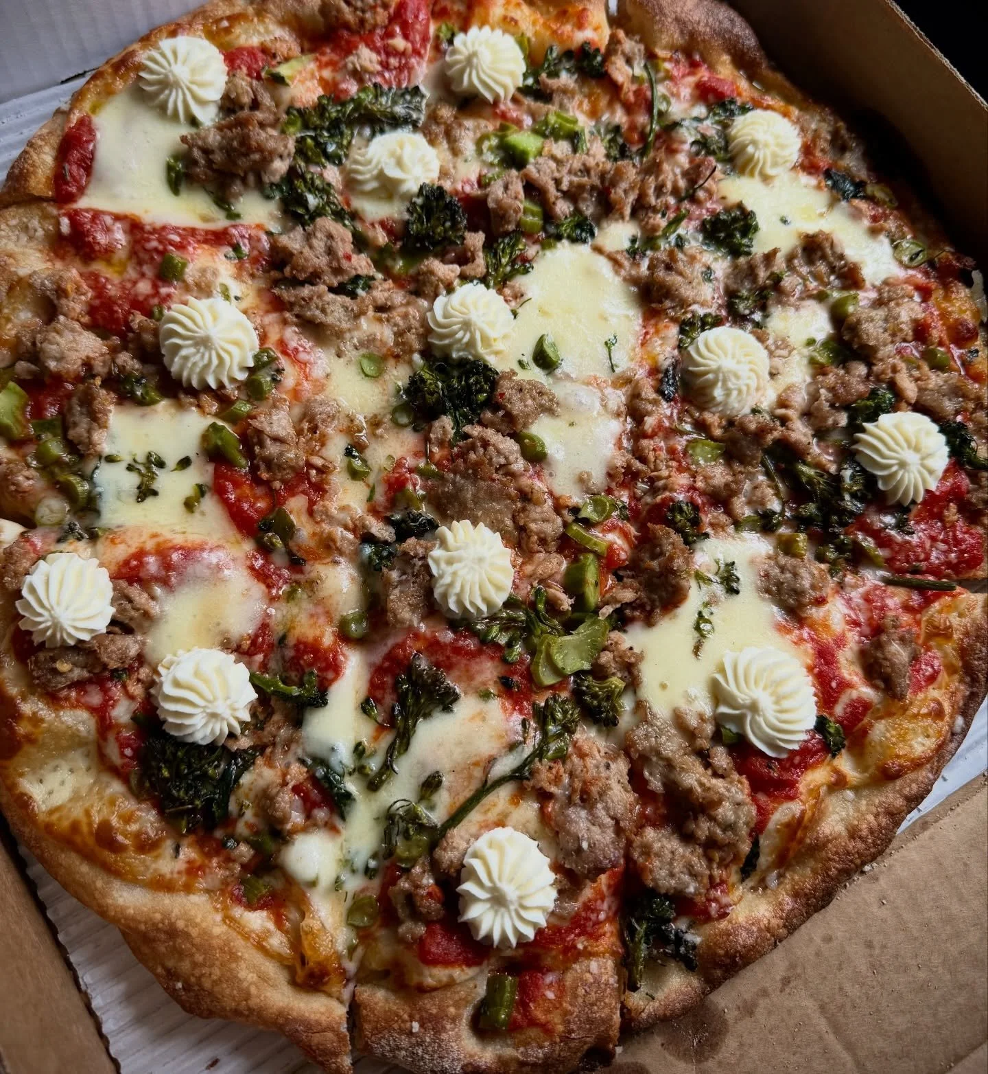 Homemade fennel sausage, charred broccolini, gooey mozzarella, Nana Q&rsquo;s sauce, whipped ricotta, and pecorino on our light &amp; crispy pinsa crust &mdash; it&rsquo;s Monte&rsquo;s SAUSAGE &amp; BROCCOLI PIZZA and it&rsquo;s so, so good. 😋

OPE