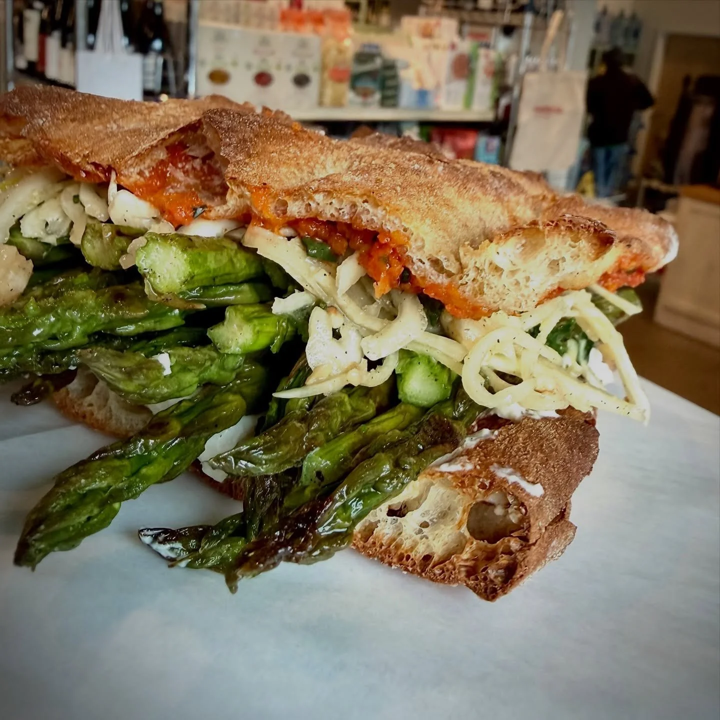 HAPPY THURSDAY 🌷
Today marks the return of our GRILLED ASPARAGUS SANDWICH!  Asparagus, vegan &lsquo;goat cheese&rsquo;, salsa rossa, and hazelnut slaw on our bakery&rsquo;s pizza bianca flatbread.  Just had a bite and it is so delicious! 😋😋

#sand