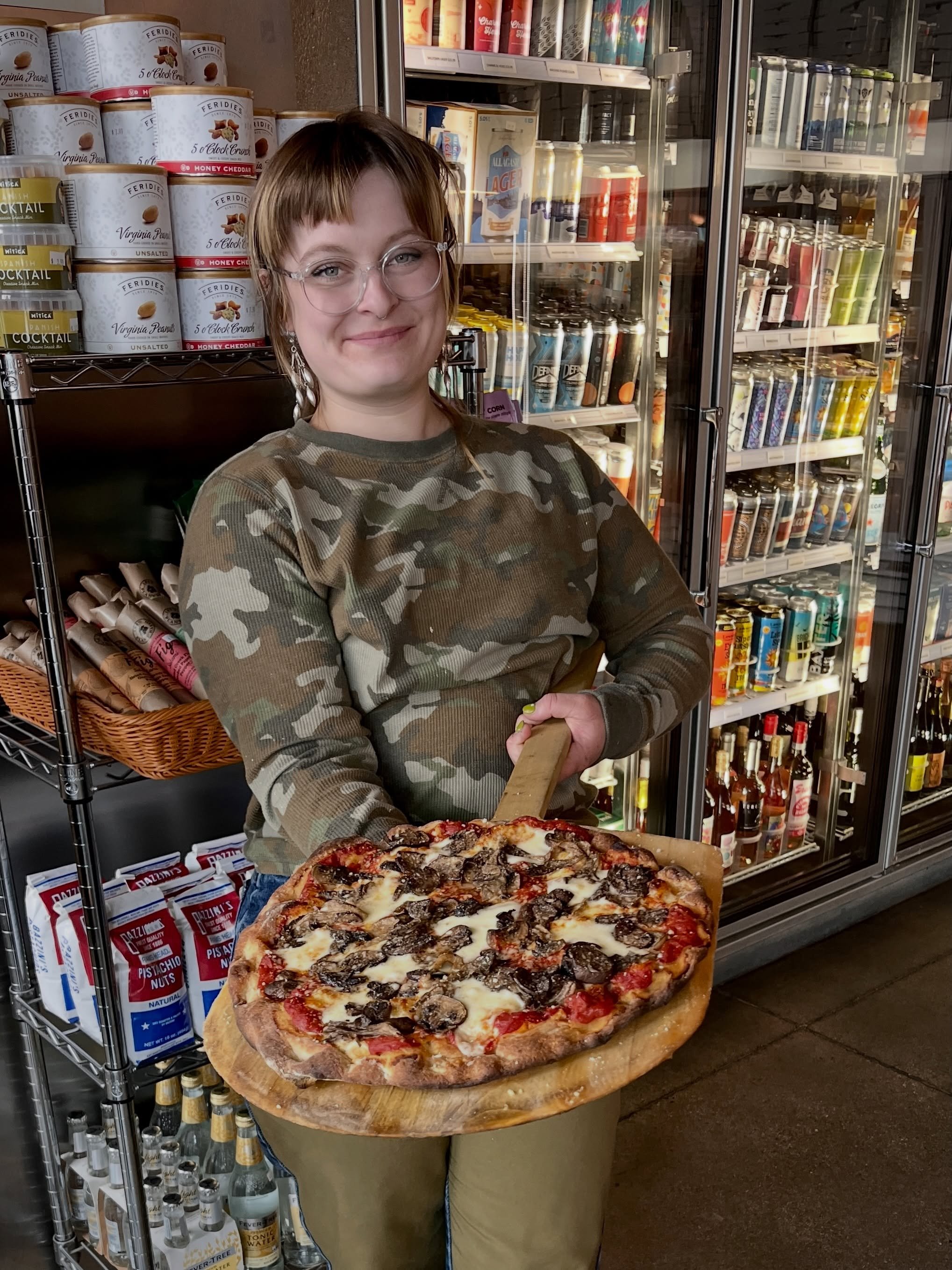 Happy Friday friends!! Rosemary is posing with our beloved Mushroom pie - a great choice in all kinds of weather. It&rsquo;s topped with local crimini, blue oyster, and king trumpet mushrooms and baked to perfection. You might add&hellip; Bacon!? oni